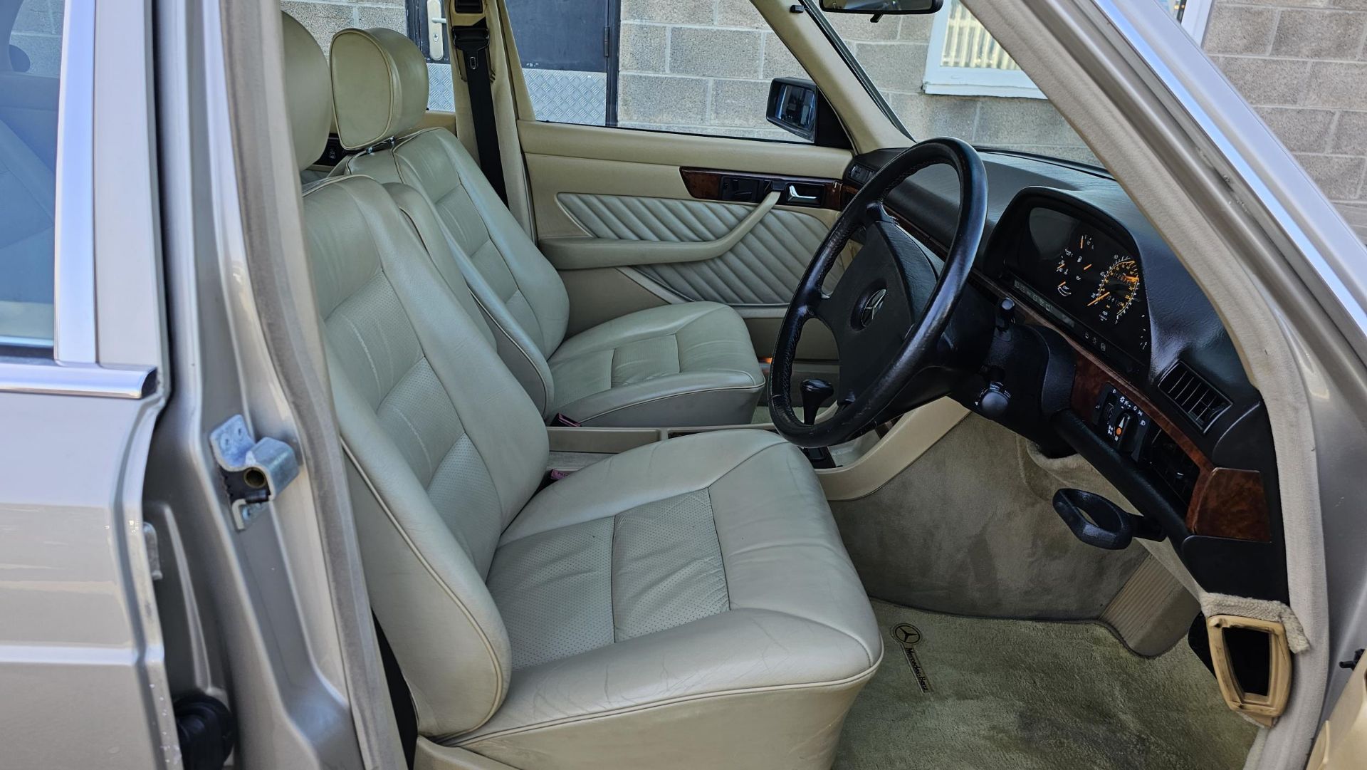 1991 Mercedes-Benz 500 SEL W126 Registration number H12 CRO Smoke silver with a beige leather - Image 20 of 35