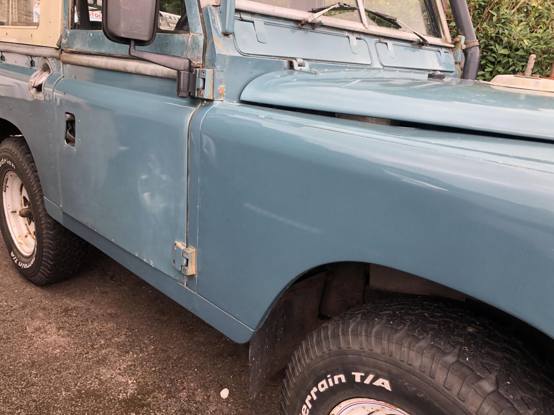 1981 Land Rover 88 inch Series III Registration number KAN 404W Blue with a white roof 2,286 cc - Image 19 of 51