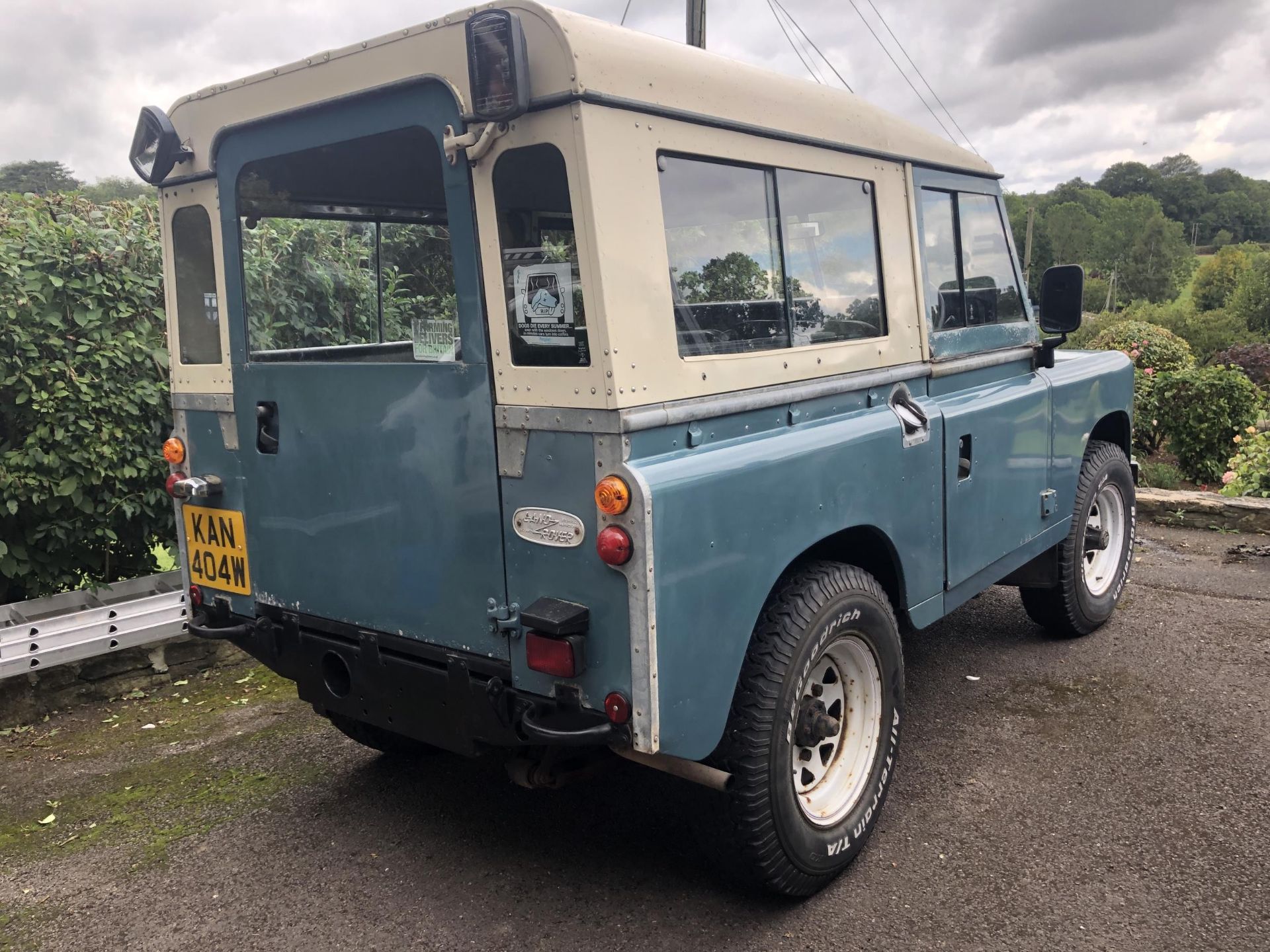 1981 Land Rover 88 inch Series III Registration number KAN 404W Blue with a white roof 2,286 cc - Image 4 of 51