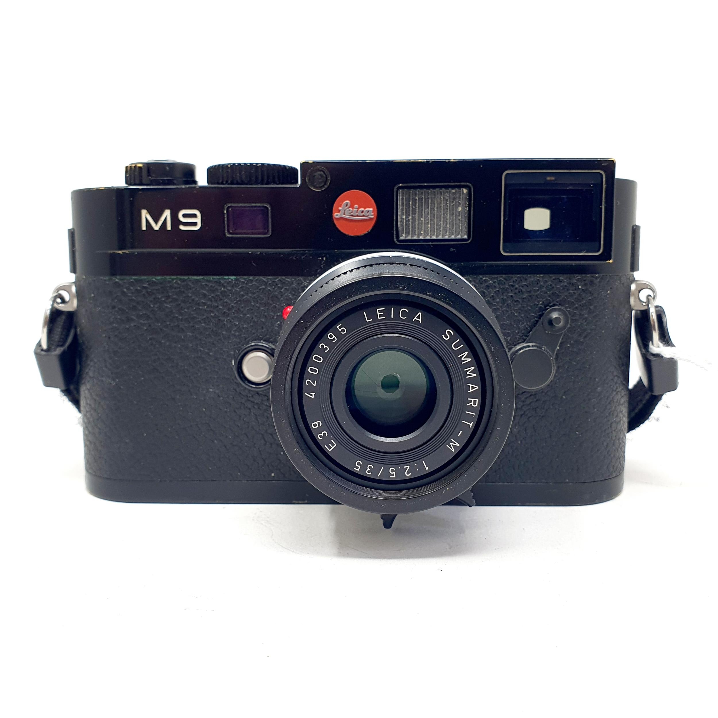 A Leica M9 camera, No. 3804255, with a Summarit -M1:2.5/35 lens, No.4200395 Provenance: From a - Image 2 of 5