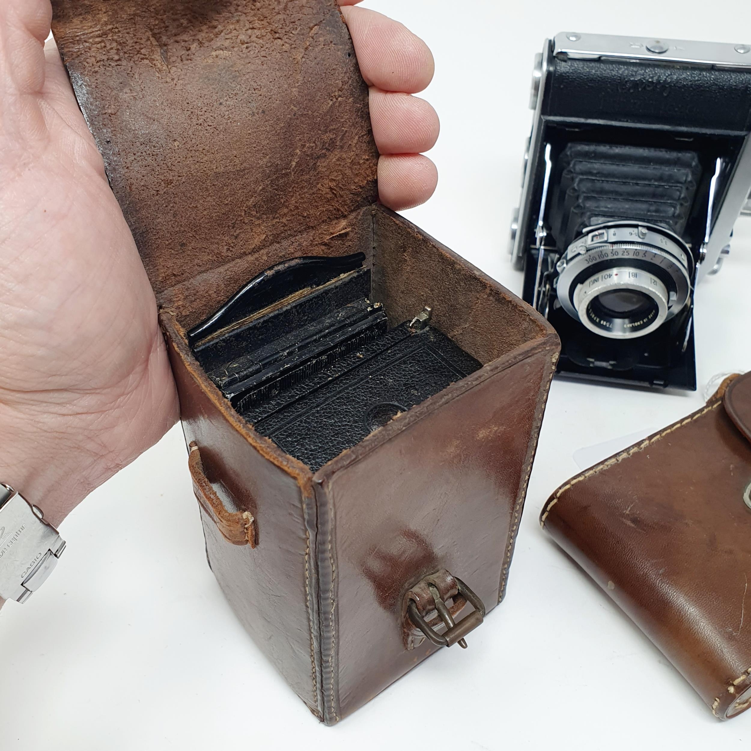 A Cronos C4 camera, in leather case, a Ensign Selfix 16-20 camera, and a leather carry case (3) - Image 4 of 5