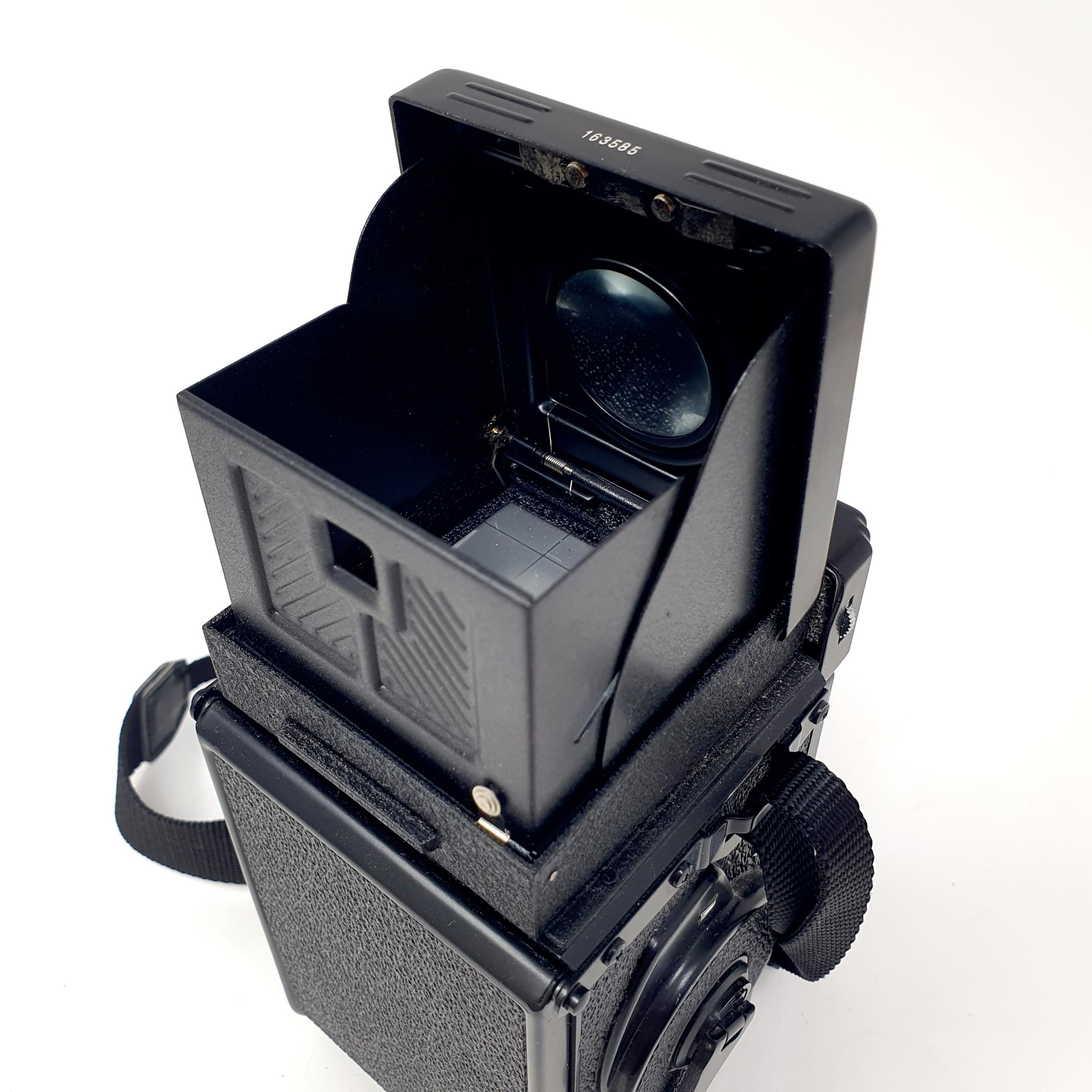 A Yashica Mat-124 G twin lens camera, in a carry case Provenance: From a single owner collection - Image 6 of 10