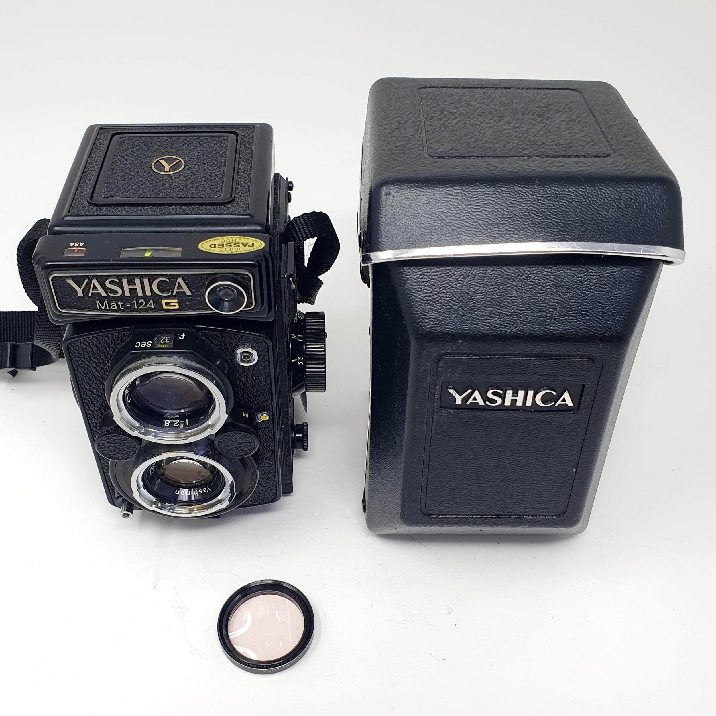 A Yashica Mat-124 G twin lens camera, in a carry case Provenance: From a single owner collection - Image 2 of 10