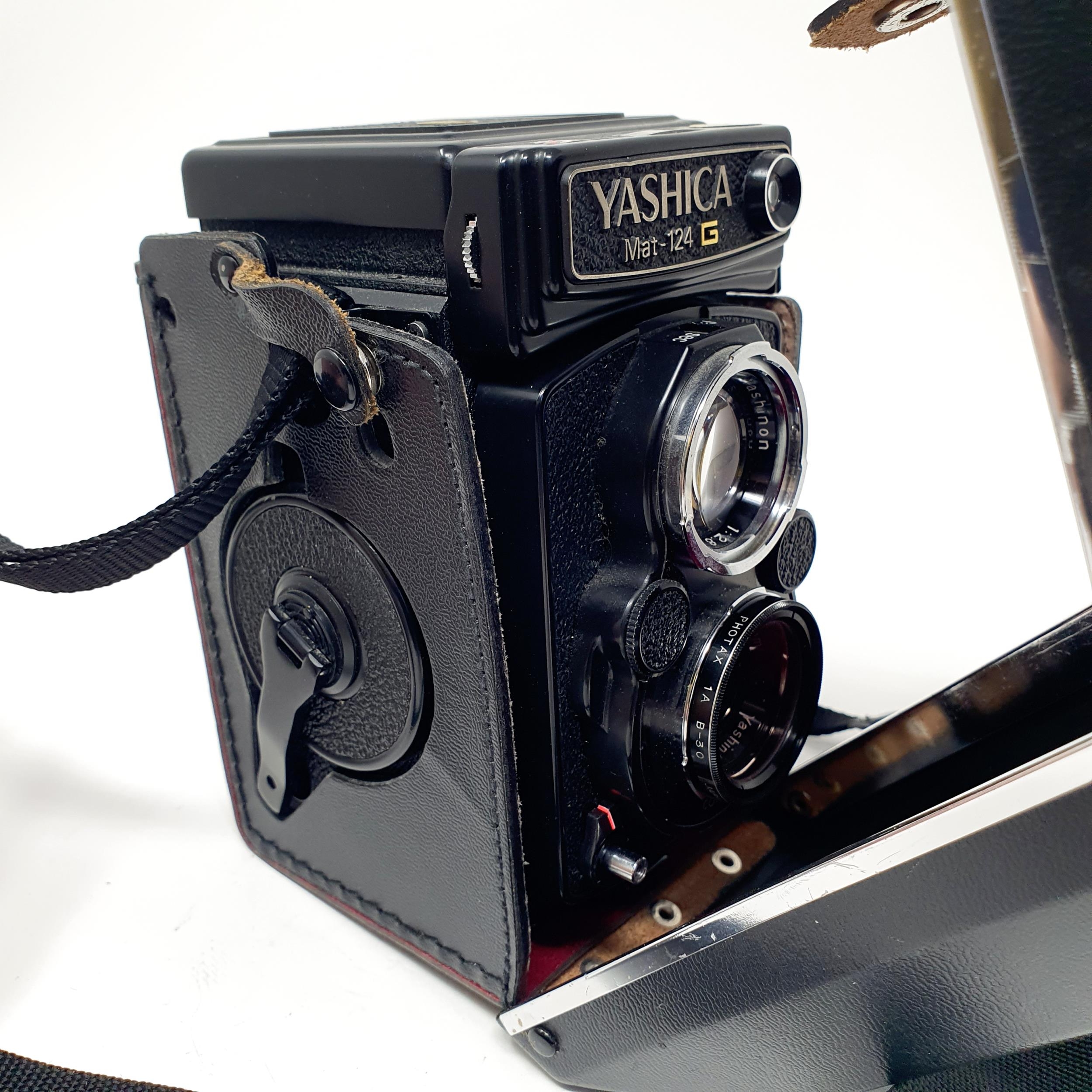 A Yashica Mat-124 G twin lens camera, in a carry case Provenance: From a single owner collection - Image 9 of 10