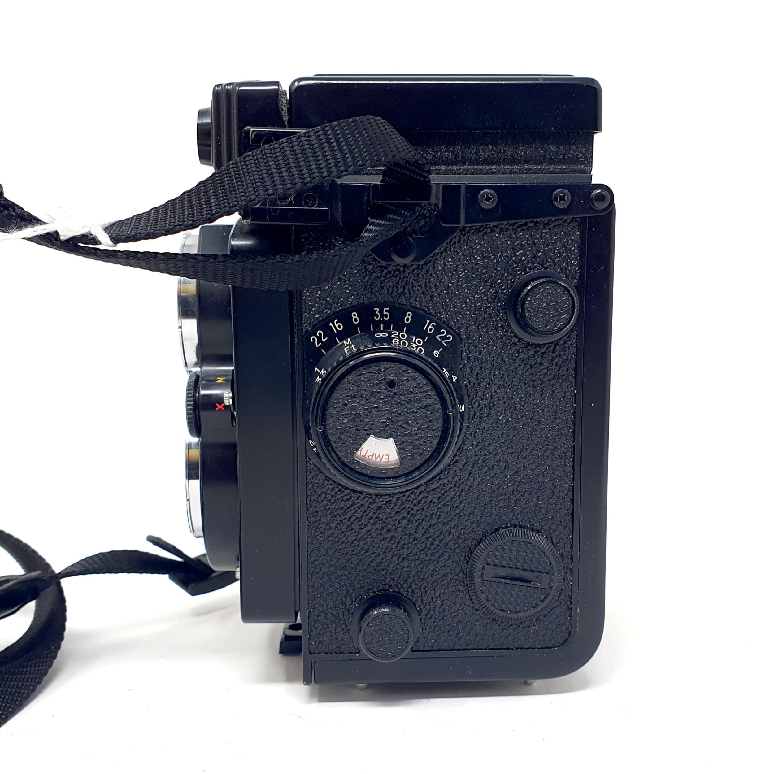 A Yashica Mat-124 G twin lens camera, in a carry case Provenance: From a single owner collection - Image 4 of 10