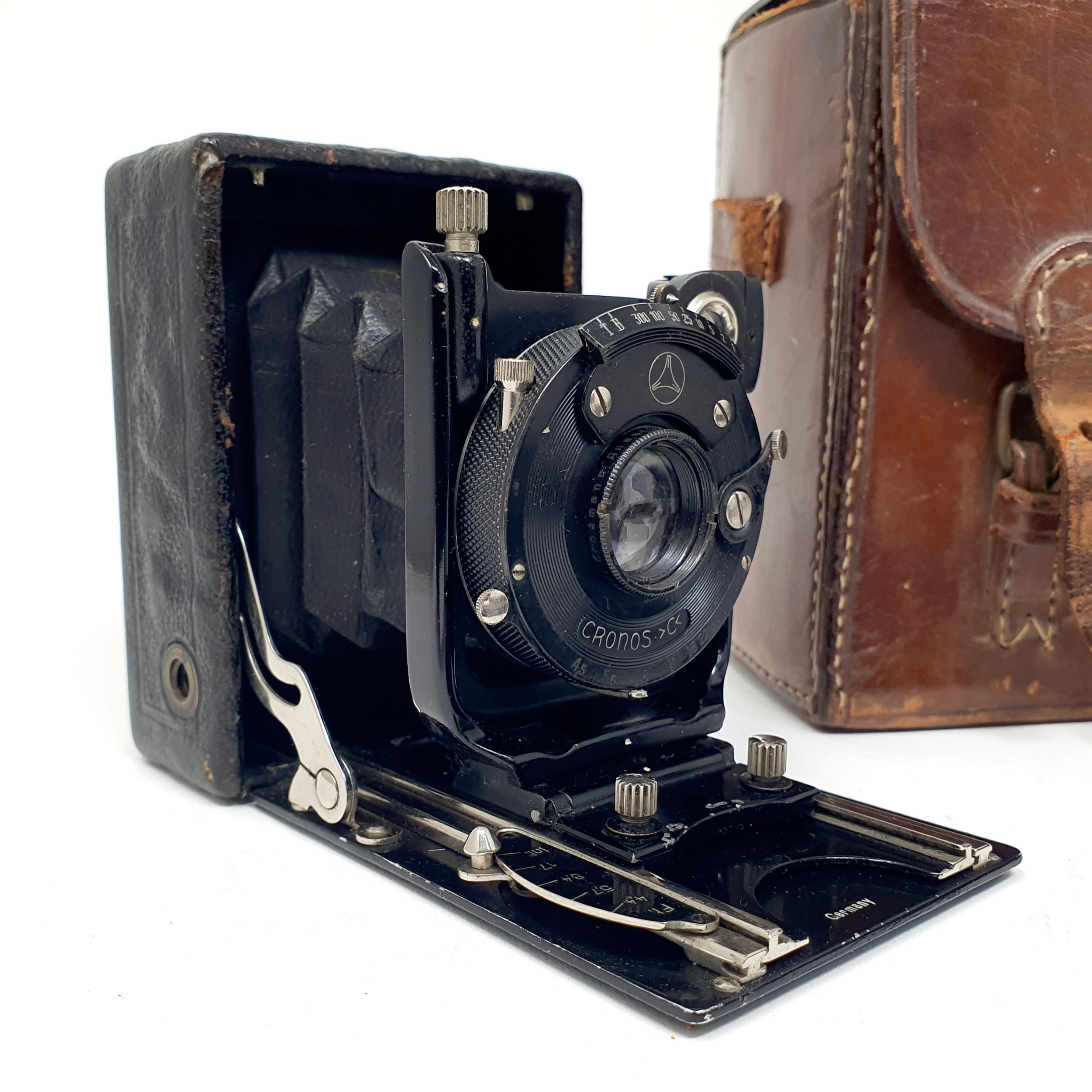 A Cronos C4 camera, in leather case, a Ensign Selfix 16-20 camera, and a leather carry case (3) - Image 3 of 5