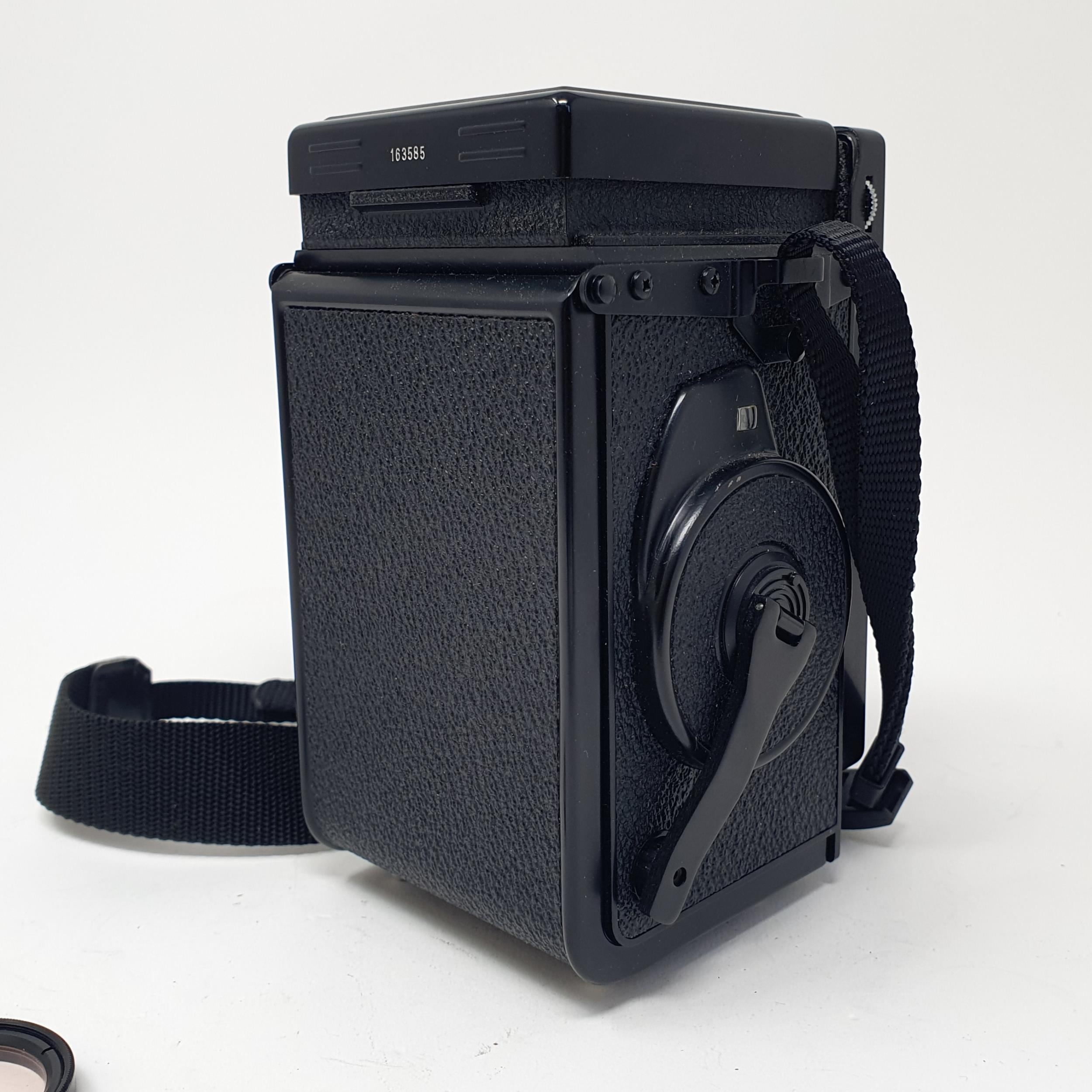 A Yashica Mat-124 G twin lens camera, in a carry case Provenance: From a single owner collection - Image 5 of 10