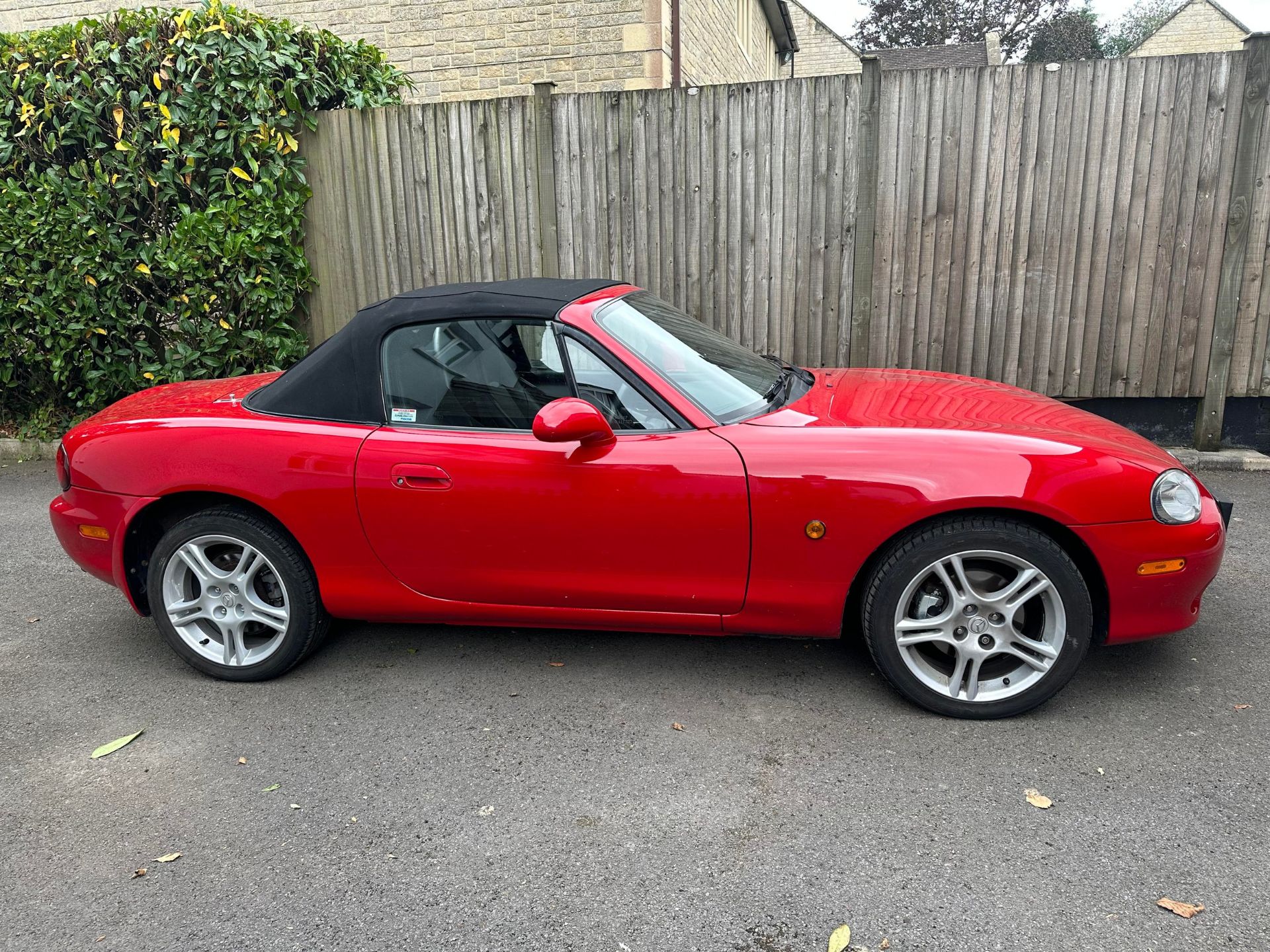 2004 Mazda MX-5 Registration YR04 KUX Chassis number JMZNB18P600401784 Red with a black leather - Bild 7 aus 45