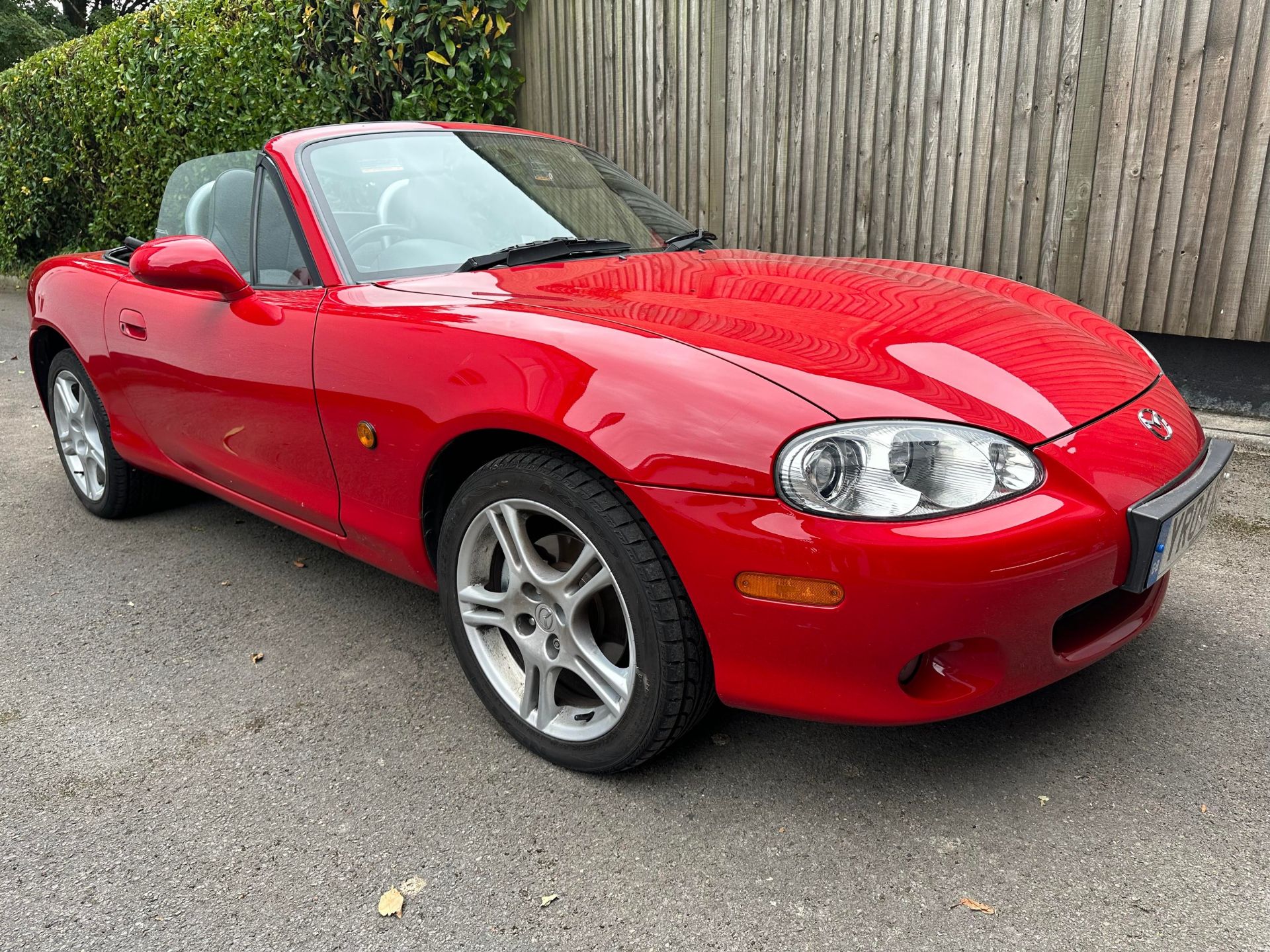 2004 Mazda MX-5 Registration YR04 KUX Chassis number JMZNB18P600401784 Red with a black leather - Bild 4 aus 45