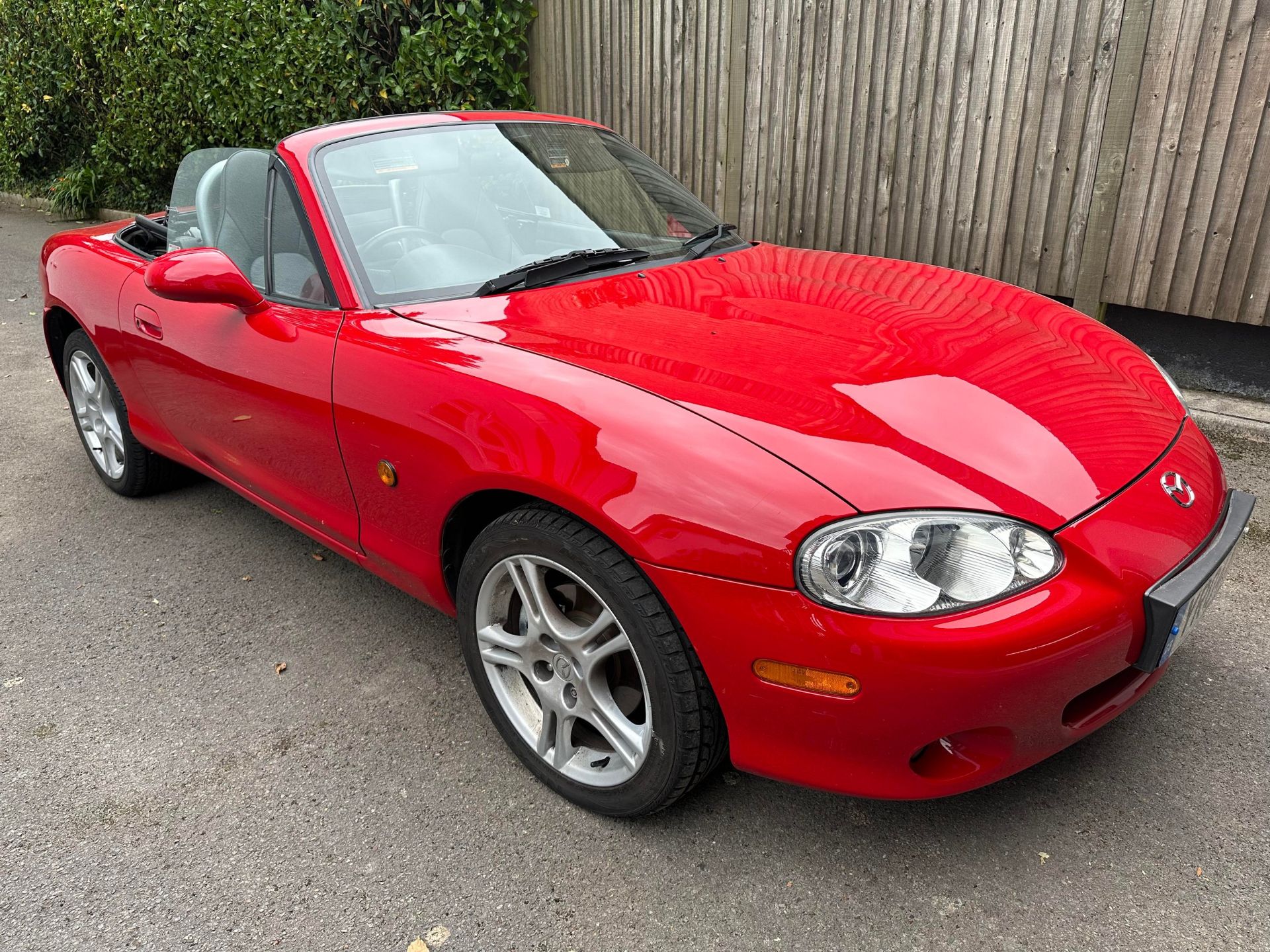 2004 Mazda MX-5 Registration YR04 KUX Chassis number JMZNB18P600401784 Red with a black leather - Bild 3 aus 45