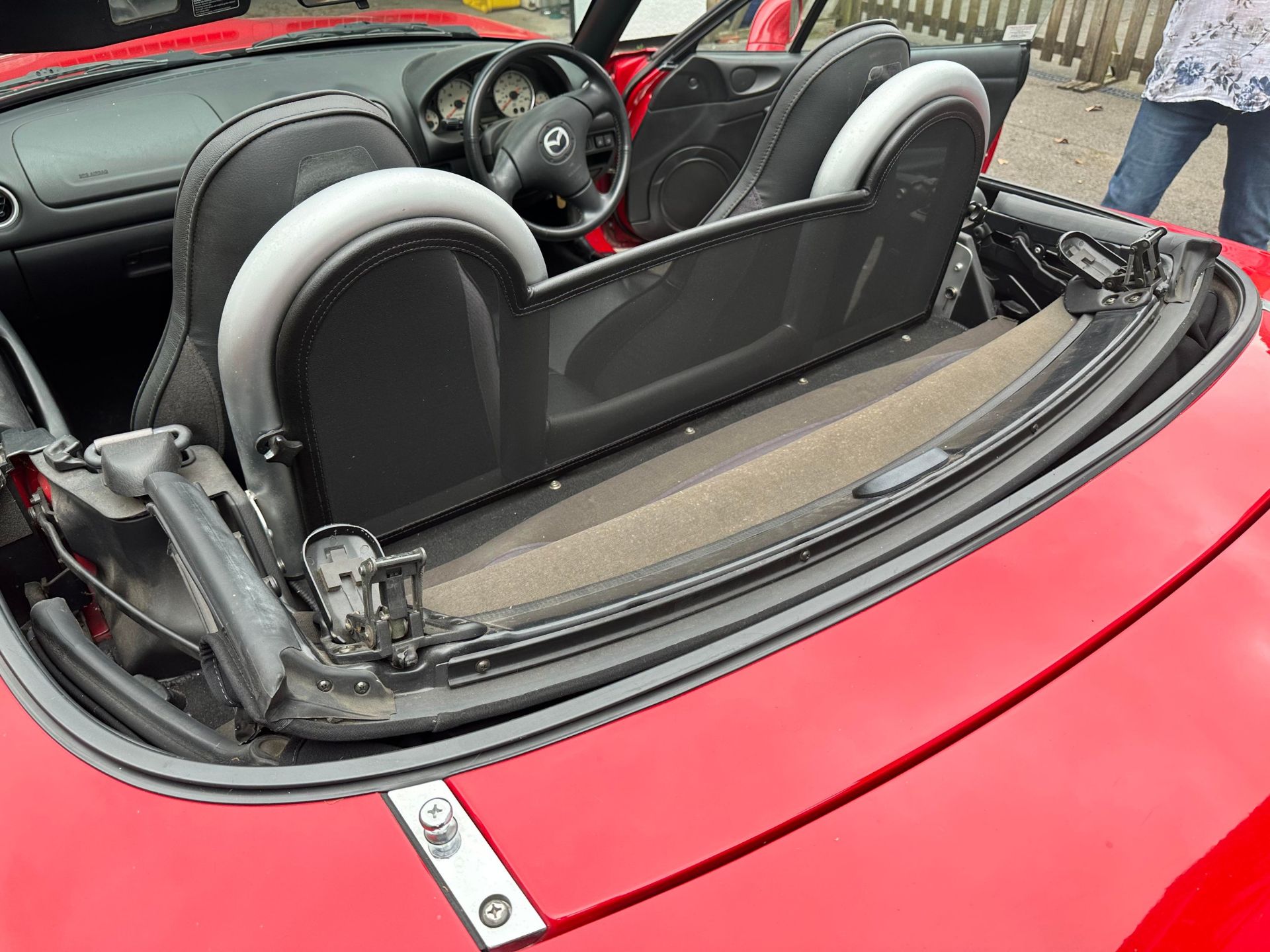 2004 Mazda MX-5 Registration YR04 KUX Chassis number JMZNB18P600401784 Red with a black leather - Bild 22 aus 45
