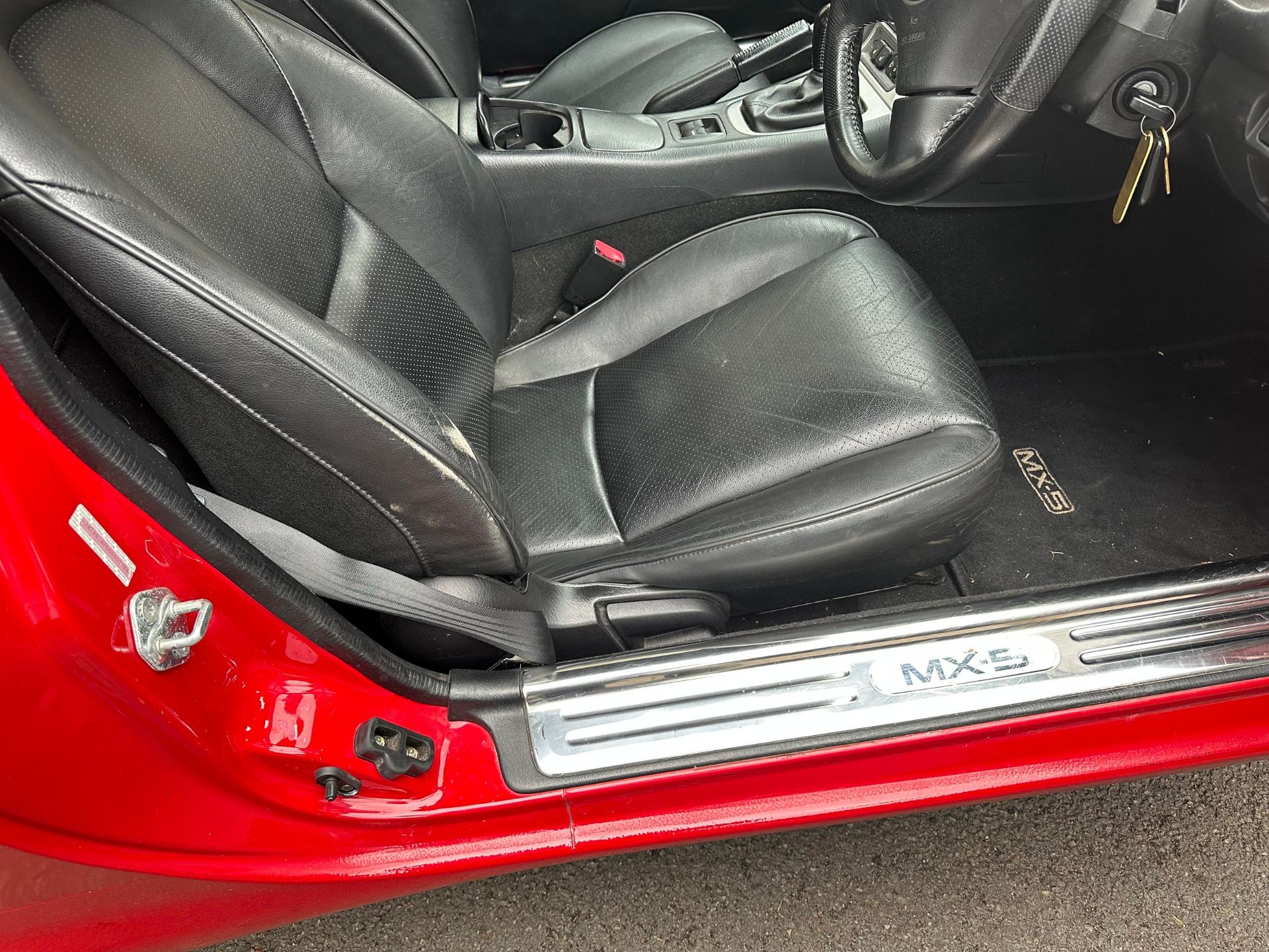 2004 Mazda MX-5 Registration YR04 KUX Chassis number JMZNB18P600401784 Red with a black leather - Bild 21 aus 45