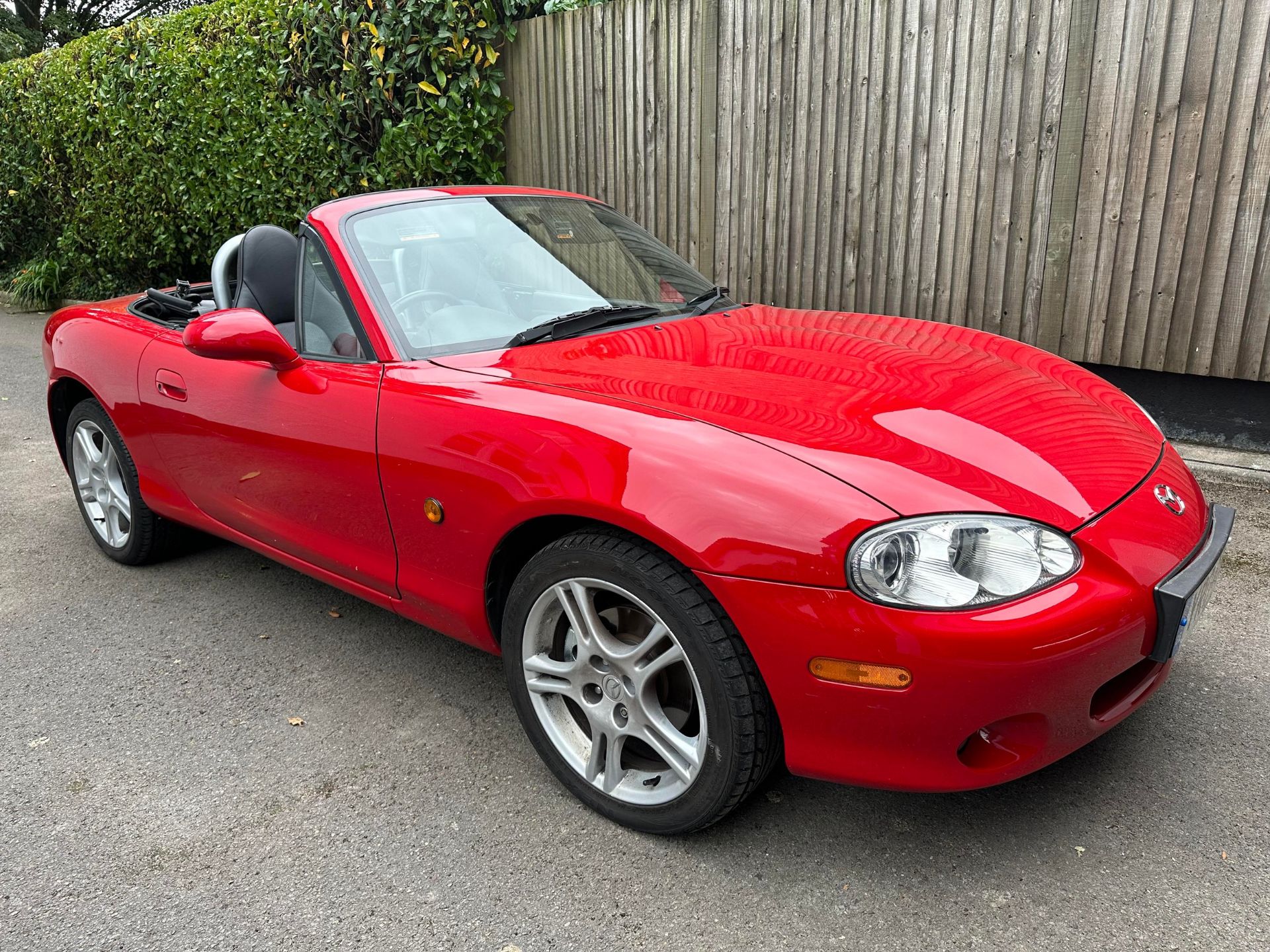 2004 Mazda MX-5 Registration YR04 KUX Chassis number JMZNB18P600401784 Red with a black leather - Bild 2 aus 45