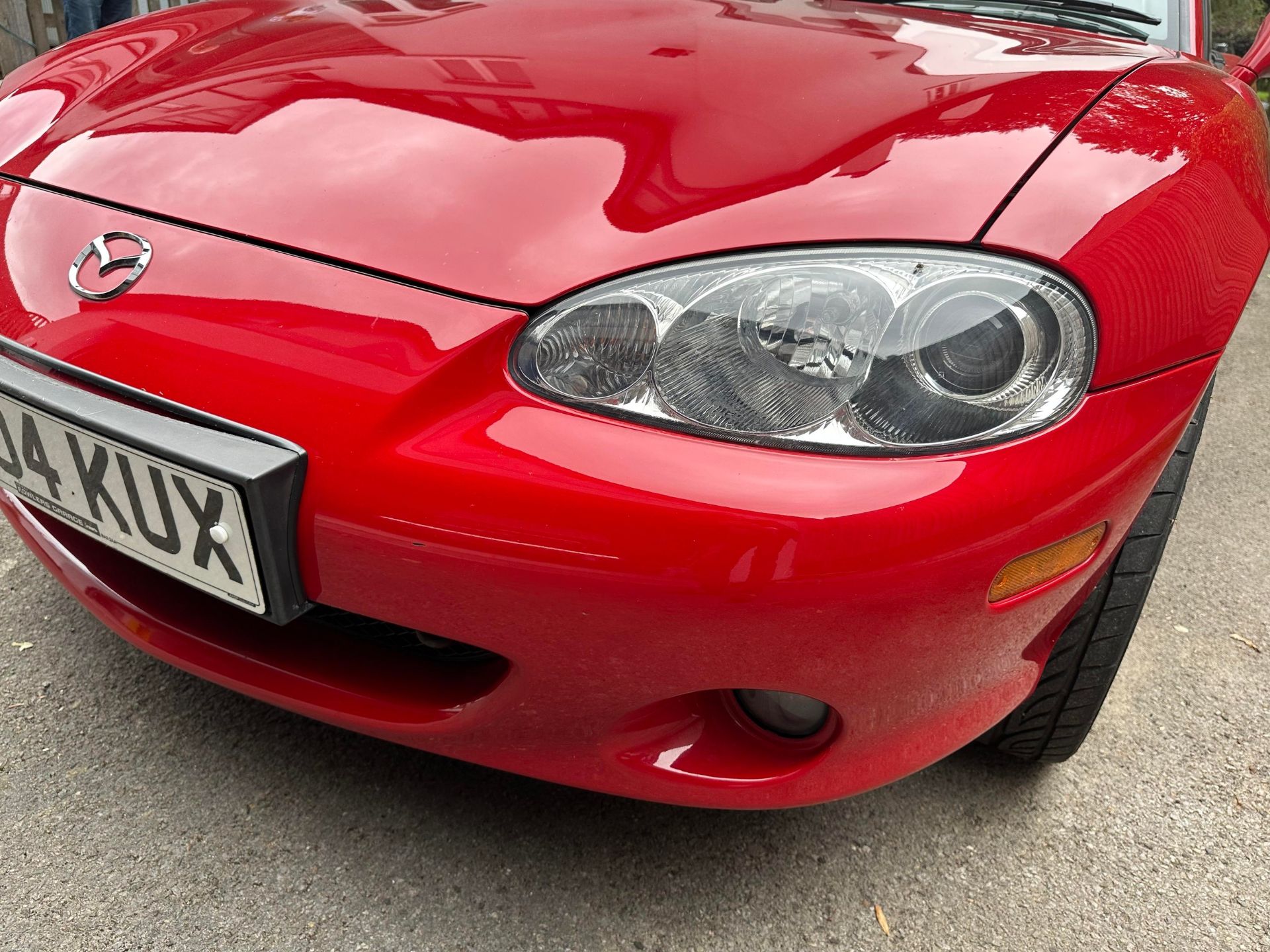 2004 Mazda MX-5 Registration YR04 KUX Chassis number JMZNB18P600401784 Red with a black leather - Bild 24 aus 45