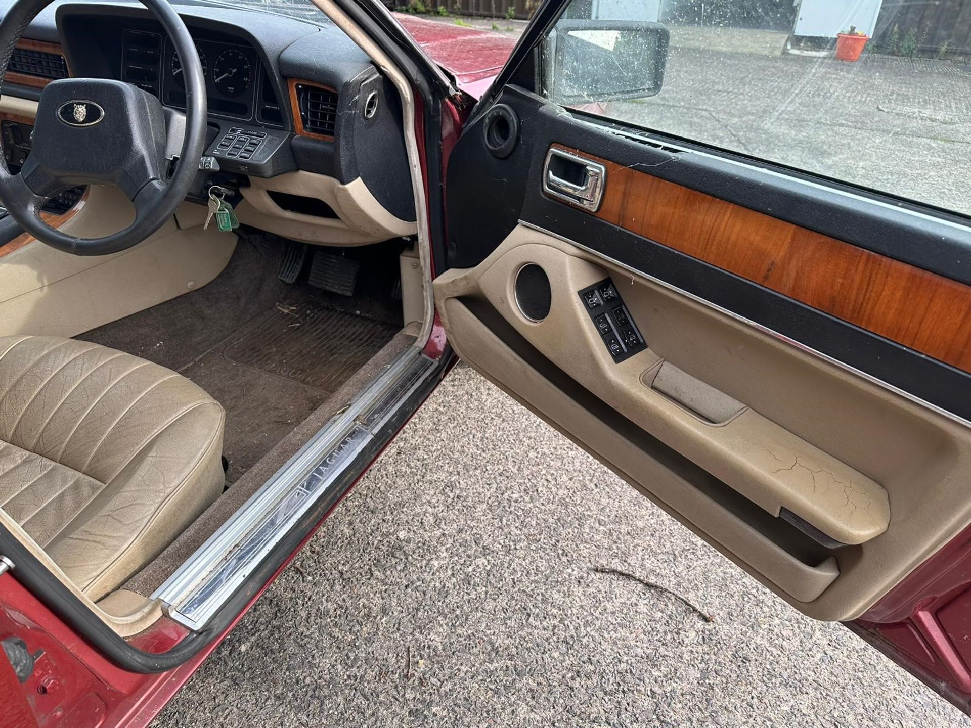 1987 Jaguar XJ6 Being sold without reserve Registration number E693 HRF Red with a tan leather - Bild 11 aus 14