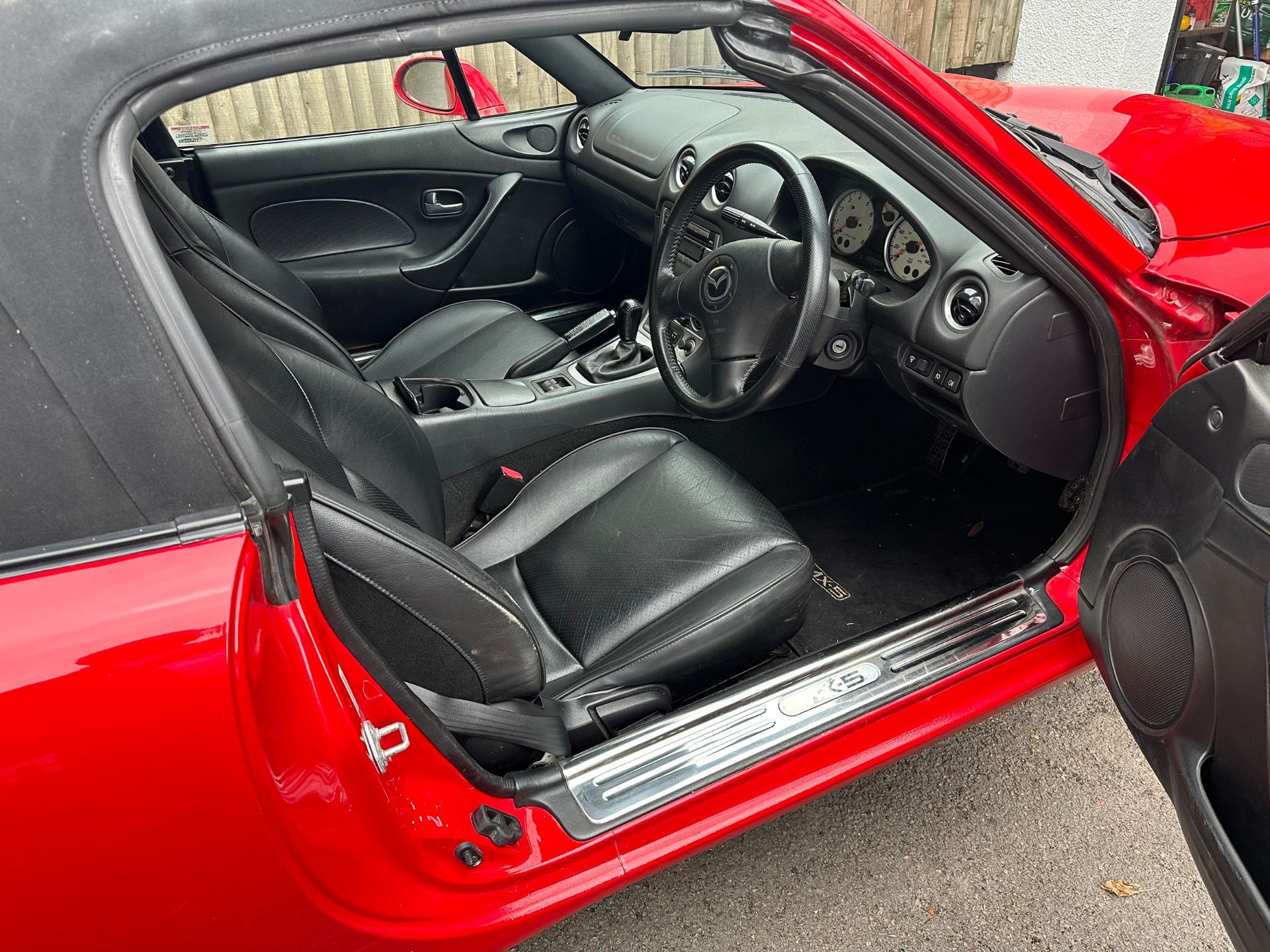 2004 Mazda MX-5 Registration YR04 KUX Chassis number JMZNB18P600401784 Red with a black leather - Bild 14 aus 45