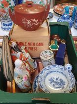 A Chinese blue and white plate, 20 cm diameter, and assorted other items (box)