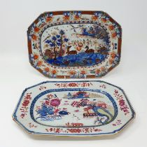 A Chinese clobbered octagonal dish, 32 cm wide, and an octagonal dish (2)