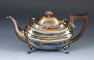 A George V silver teapot, Sheffield 1919, 23.7 ozt (all in)