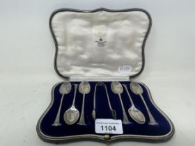 A set of George V silver teaspoons, and matching pair of sugar nips, Sheffield 1937, 2.8 ozt, cased