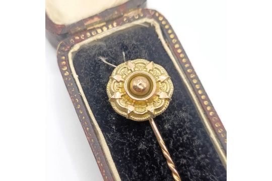 A late 19th/early 20th century yellow metal stick pin, in a vintage jewellery box Provenance: From a - Image 2 of 4