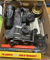 A Leicaflex SL, and assorted photographic items (box)