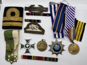 Assorted military badges and related items (box)