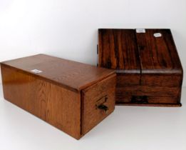 An oak desk stand, 31 cm wide, and a filing drawer (2)