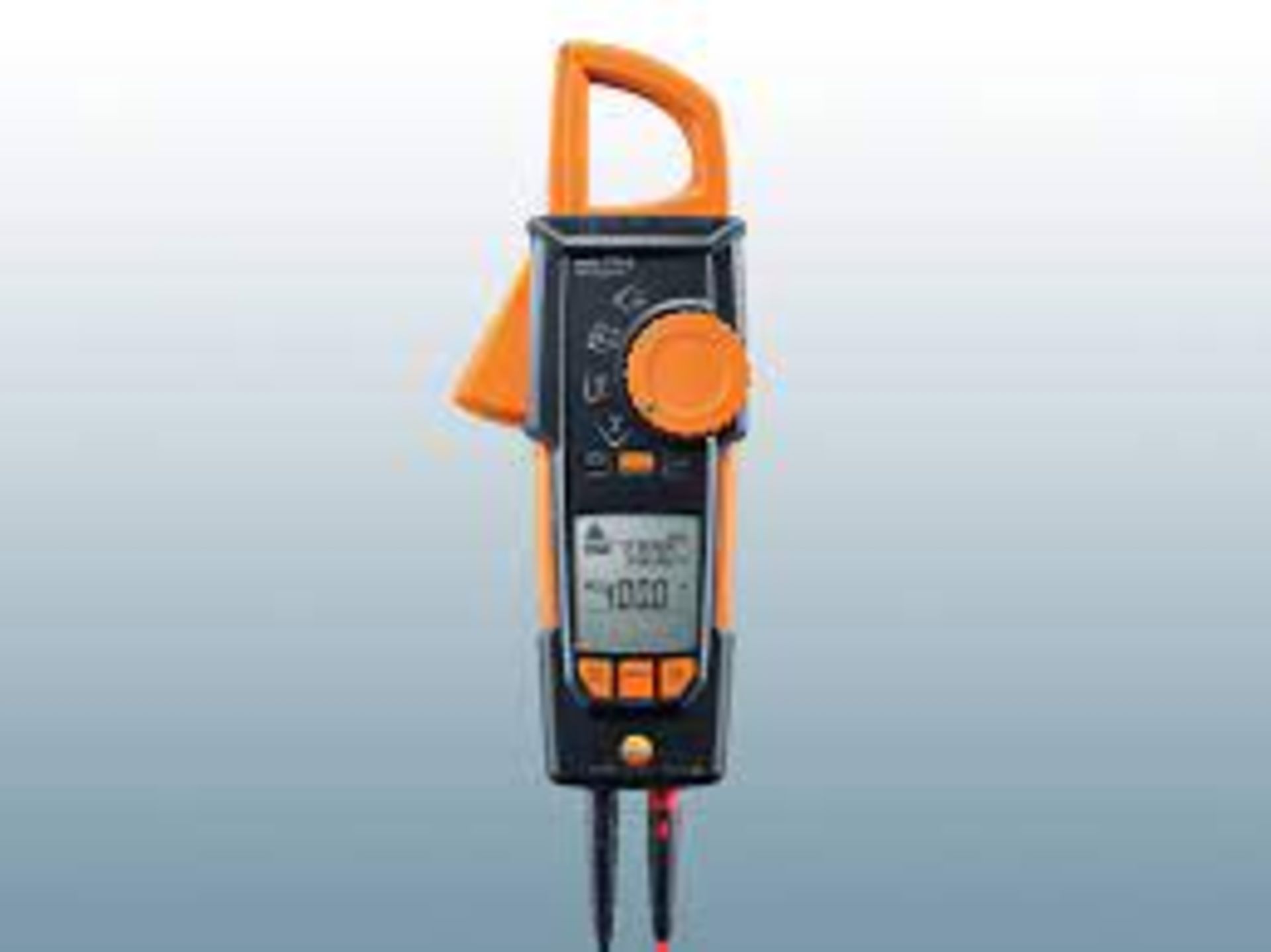 The clamp meter supports you in the exact recording of current strength and uses the magnetic field