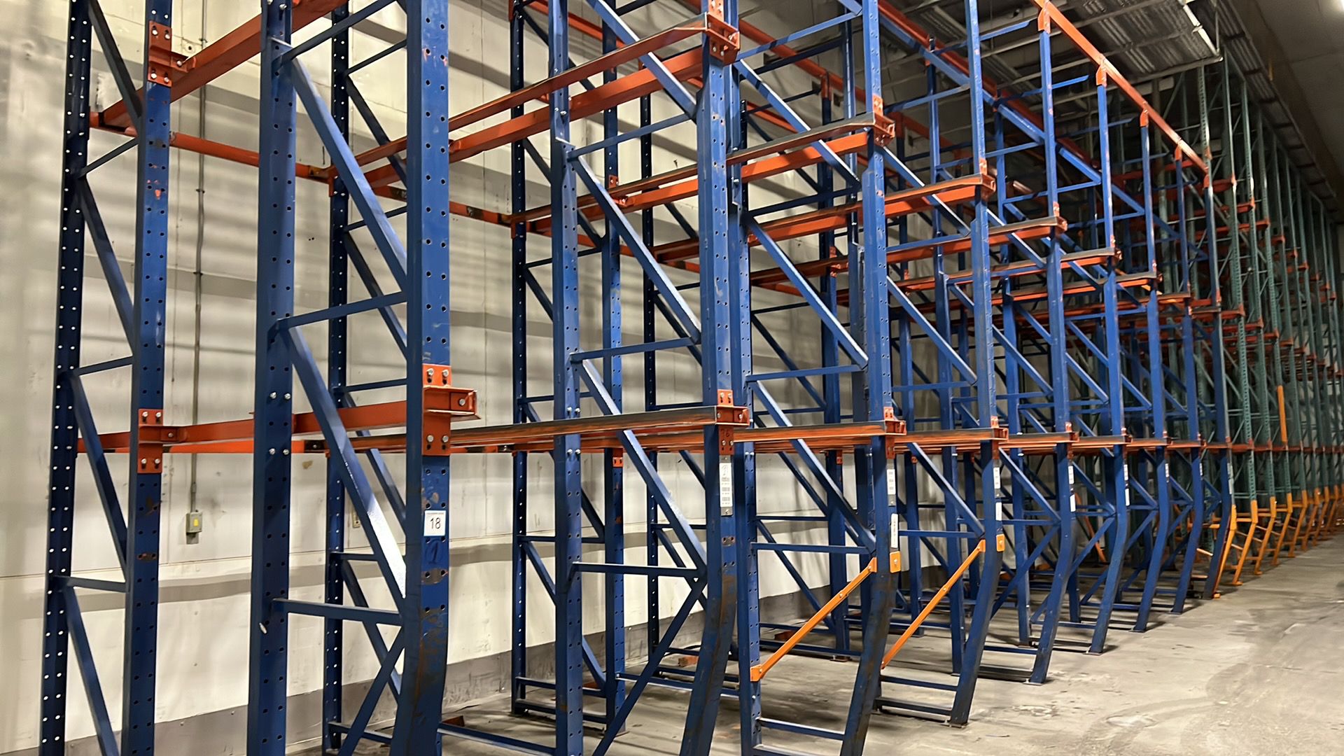 Drive Racking System 36 Rows/1500 Bays, (400) 22/25' Uprights (250) Rail Sections, (500+) Top Beams. - Image 7 of 14
