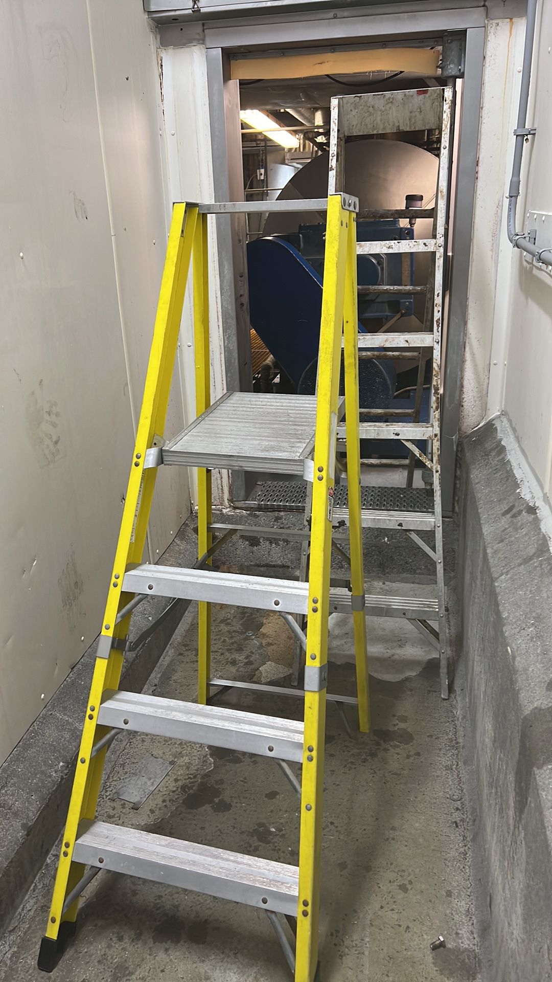 Lot of (2) Ladders, 4-Step Aluminum and 3-step Aluminum / Composite. - Image 2 of 2