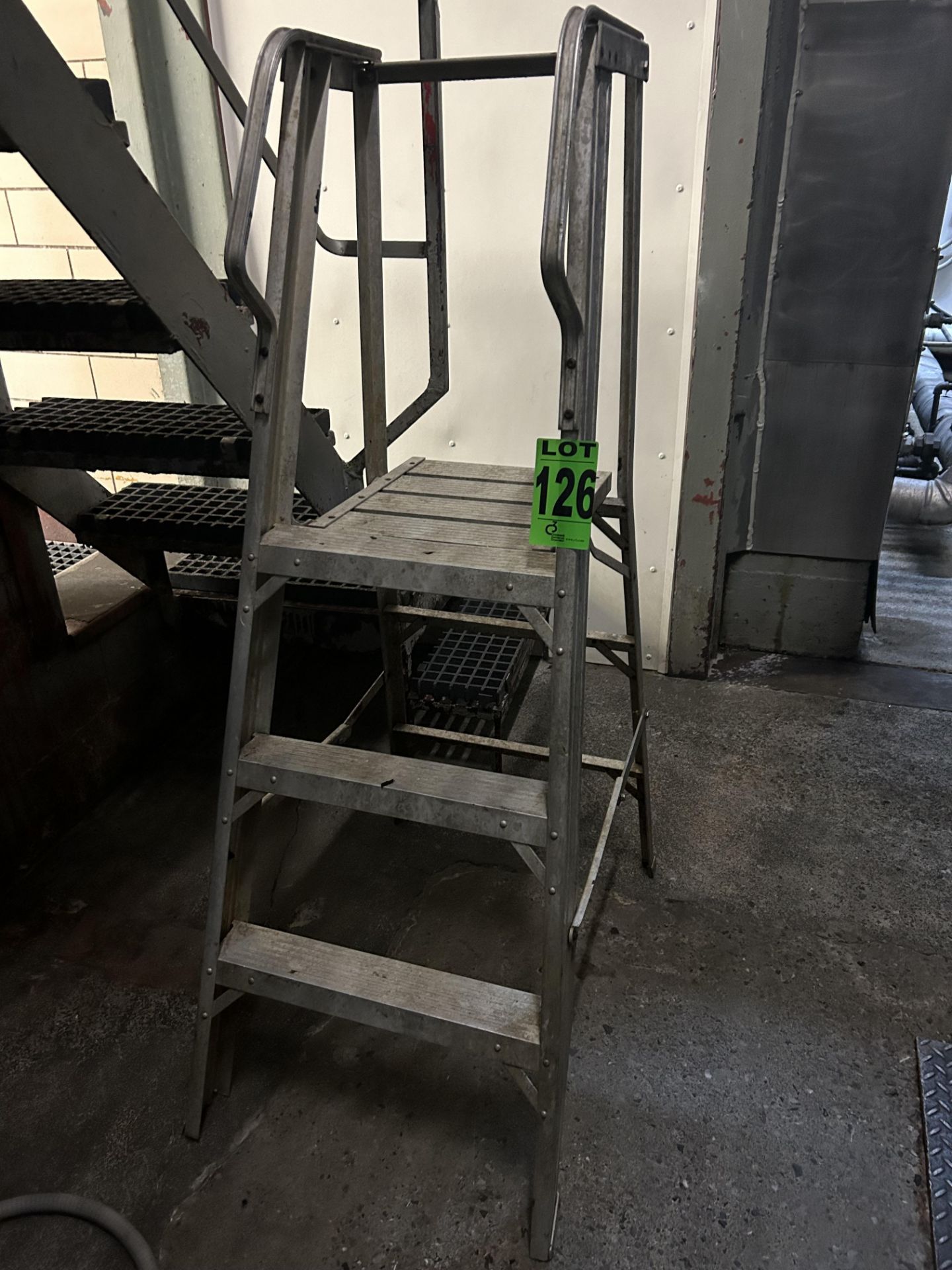 Aluminum Stepladder w/ Arm Holds