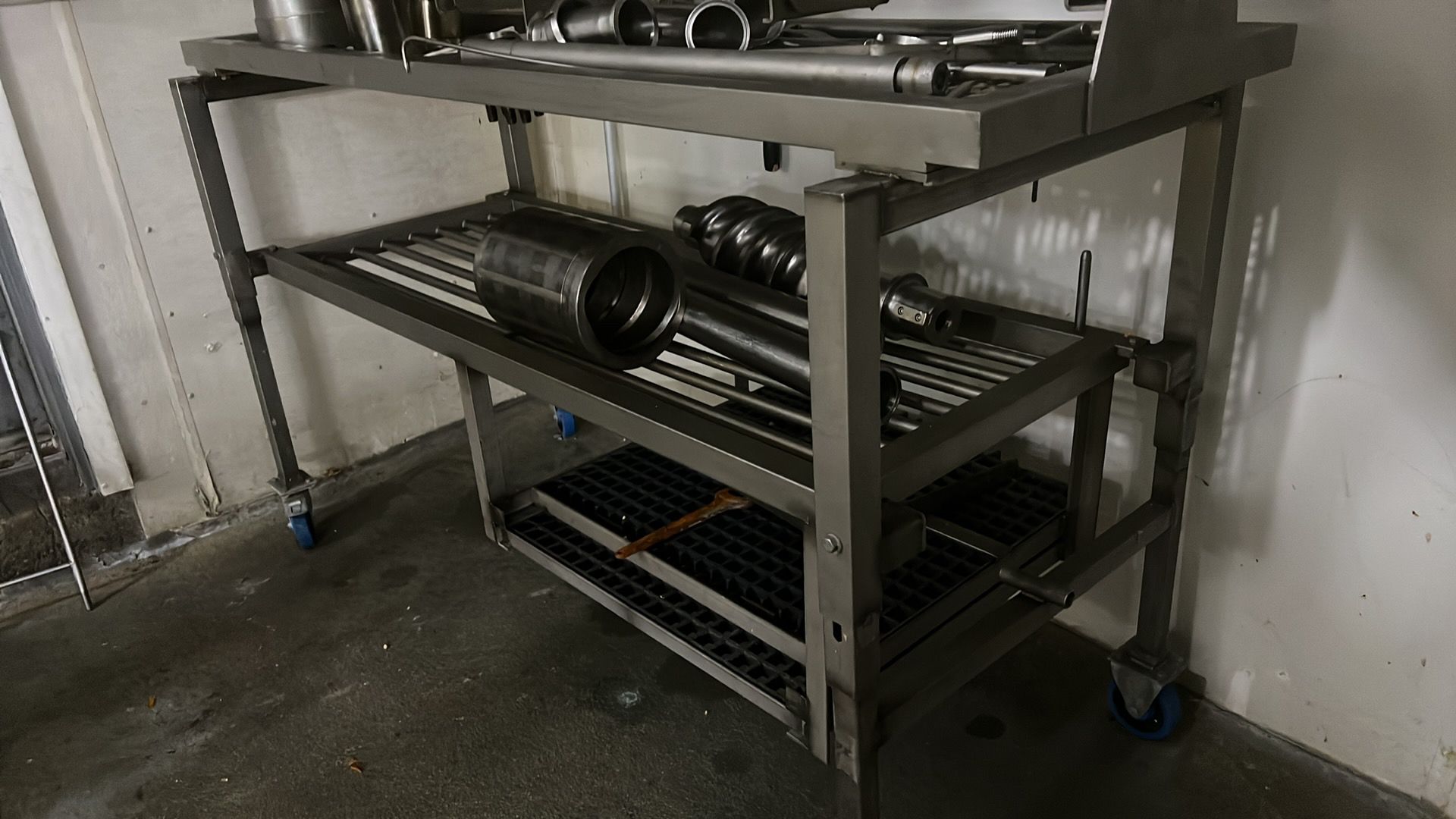 SS 3-level mobile rack on lockable casters w/ grill parts shelving, no contents. - Image 3 of 3