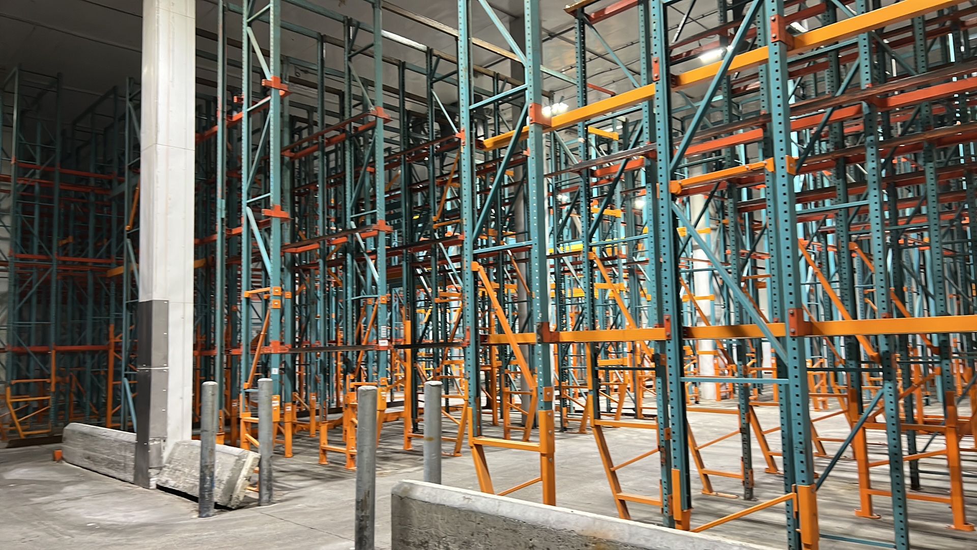 Drive Racking System 36 Rows/1500 Bays, (400) 22/25' Uprights (250) Rail Sections, (500+) Top Beams. - Image 6 of 14