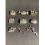 6 silver pill boxes and 3 silver brooches, 118 grams