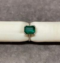 A Platinum ladies ring set with a doublet Emerald size P, 3.9 grams