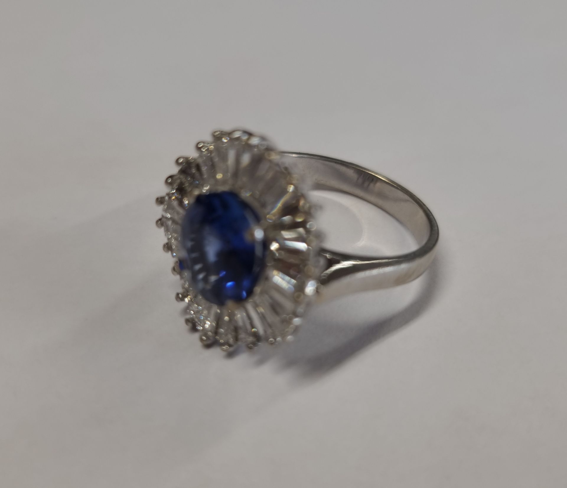 WHITE METAL (STAMPED 750) OVAL SAPPHIRE WITH TAPERED BAGUETTE DIAMOND BALLERINA CLUSTER RING - Image 6 of 7