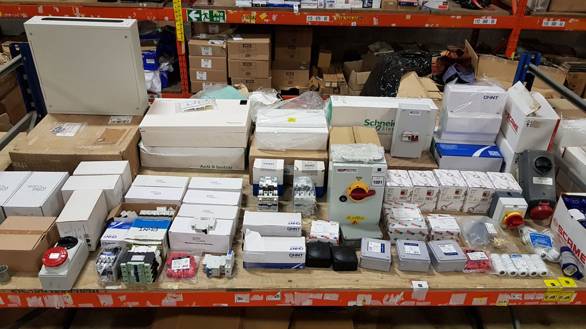 150 + PIECE BRAND NEW COMMERCIAL / HOMEWARE ELECTRICAL ITEMS TO INCLUDE HAGER INV 63 / MK2 LARGE CBL