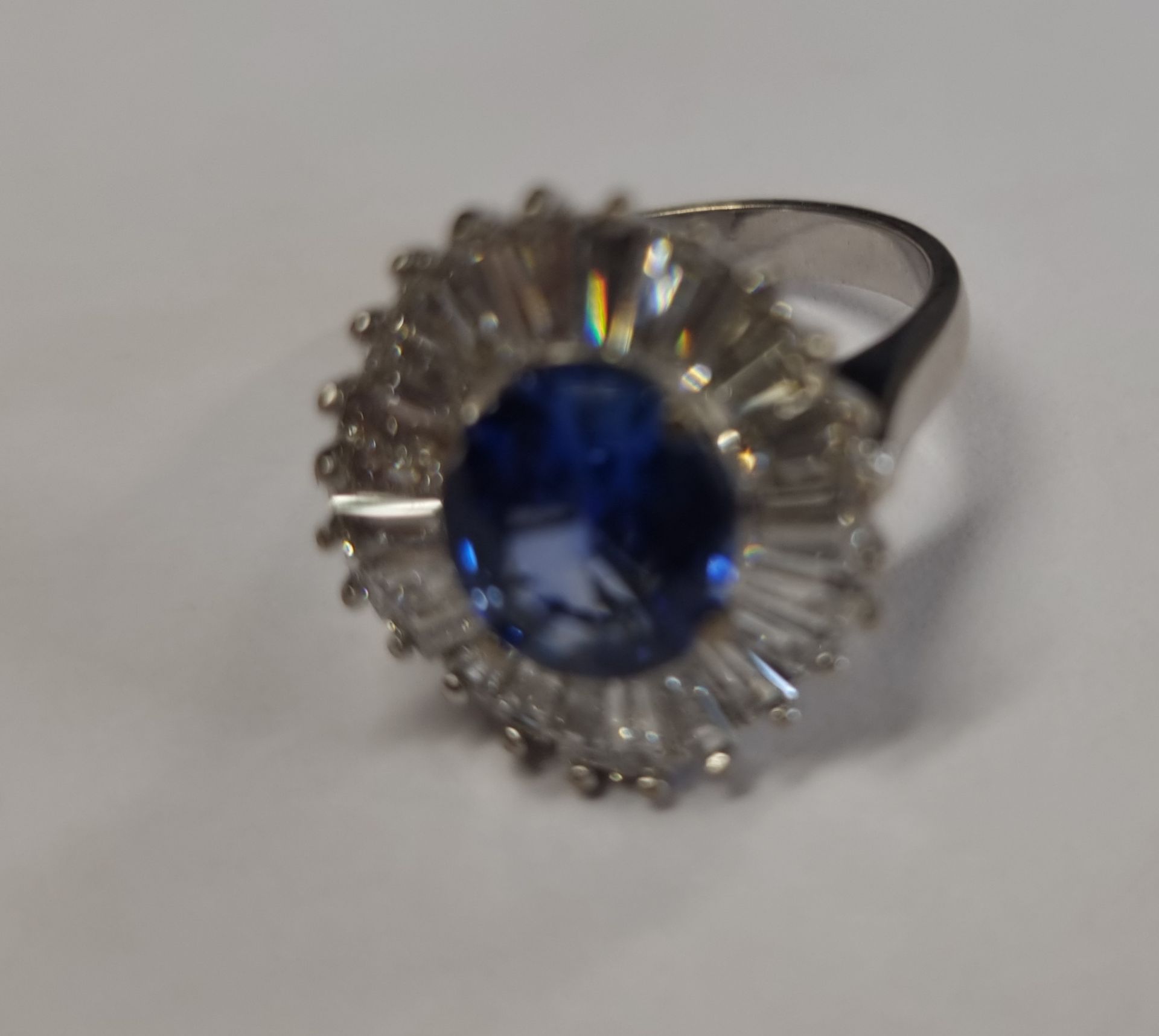 WHITE METAL (STAMPED 750) OVAL SAPPHIRE WITH TAPERED BAGUETTE DIAMOND BALLERINA CLUSTER RING - Image 7 of 7