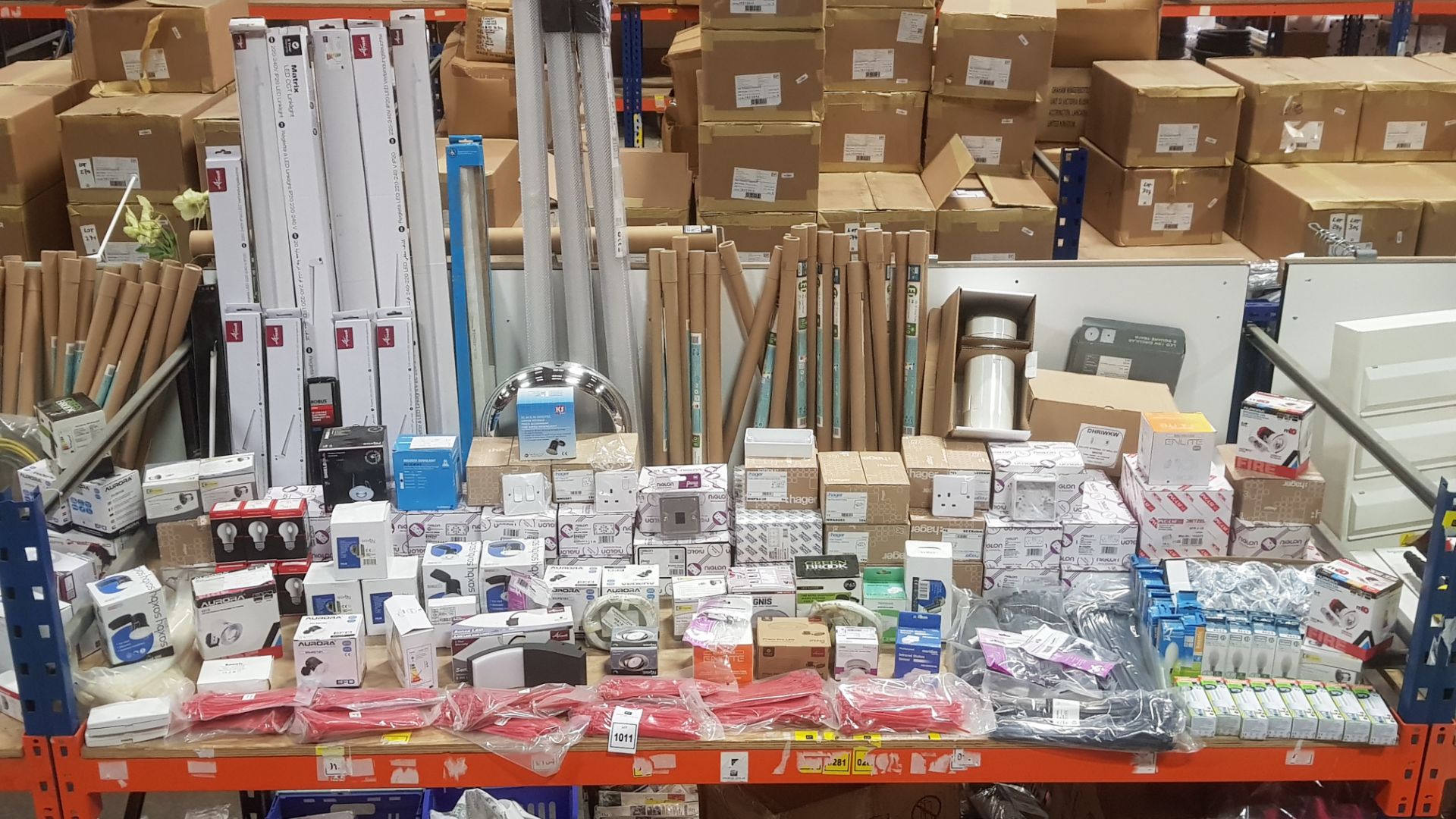 200 + PIECE BRAND NEW COMMERCIAL / HOMEWARE ELECTRICAL ITEMS TO INCLUDE KING SHIELD MAINS VOLTAGE