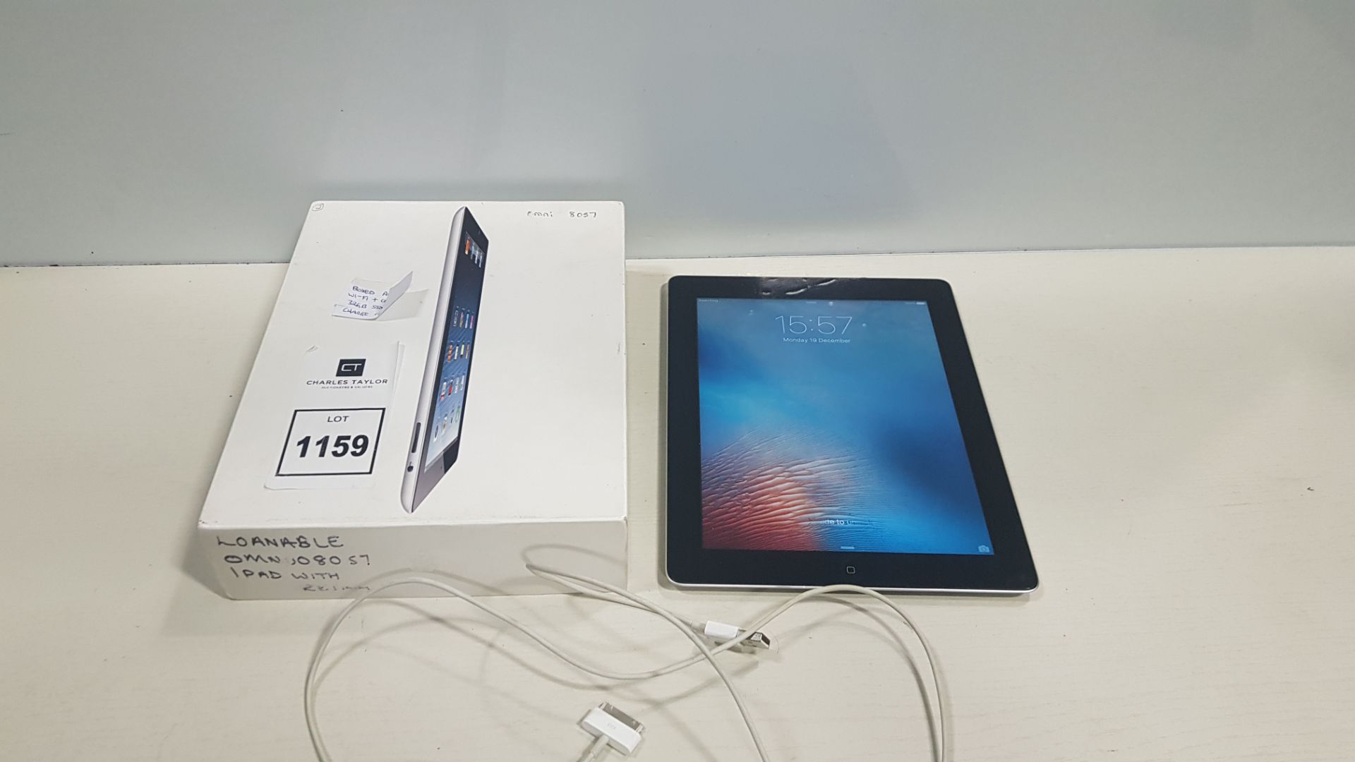 1 X BOXED APPLE IPAD 32 GB WIFI + CELLULAR WITH CHARGE CABLE