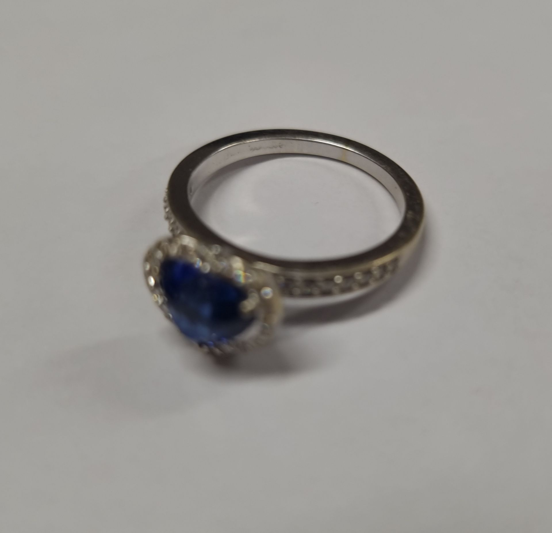 WHITE METAL (STAMPED 750) HEART SHAPE SAPPHIRE RING WITH DIAMOND SET SURROUND & SHOULDERS SAPPHIRE - Image 3 of 6