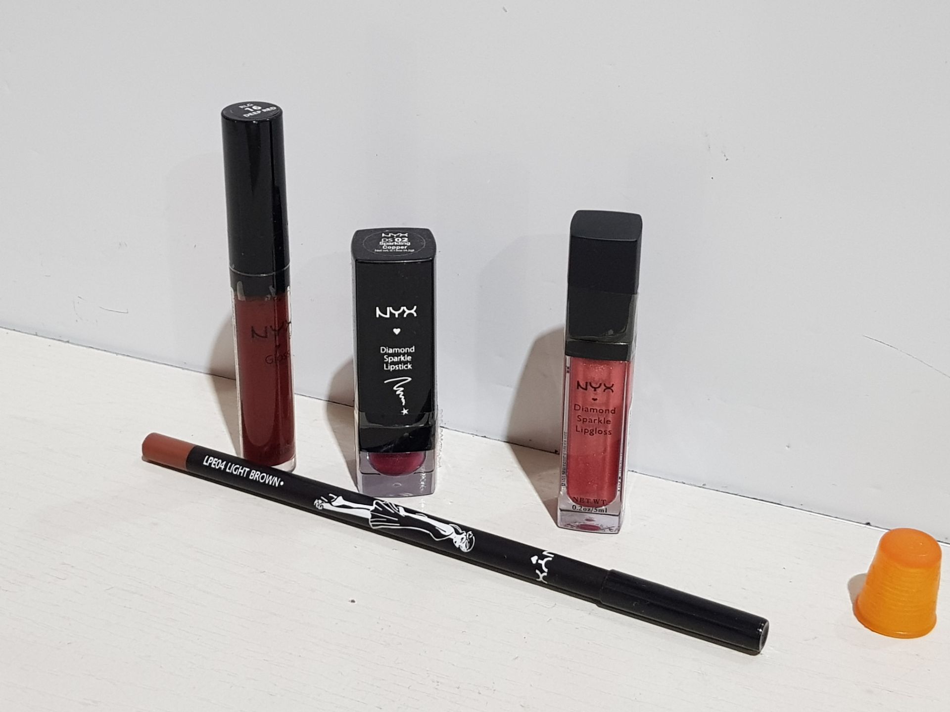 100+ PIECE MIXED COSMETICS LOT TO INCLUDE NYX DEEP RED GLOSS, NYX SPARKLING COPPER DIAMOND ROUGE