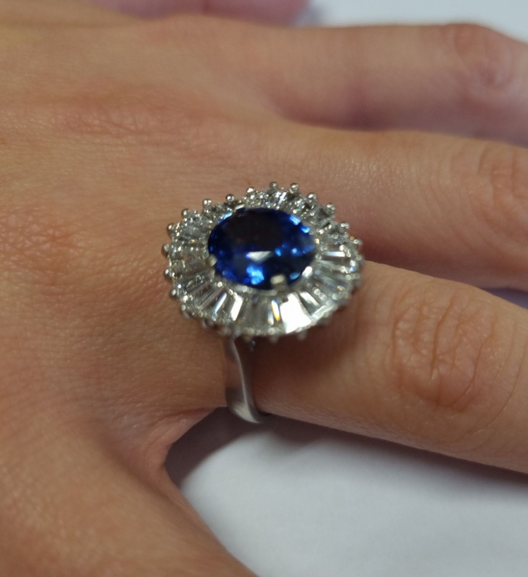 WHITE METAL (STAMPED 750) OVAL SAPPHIRE WITH TAPERED BAGUETTE DIAMOND BALLERINA CLUSTER RING - Image 2 of 7