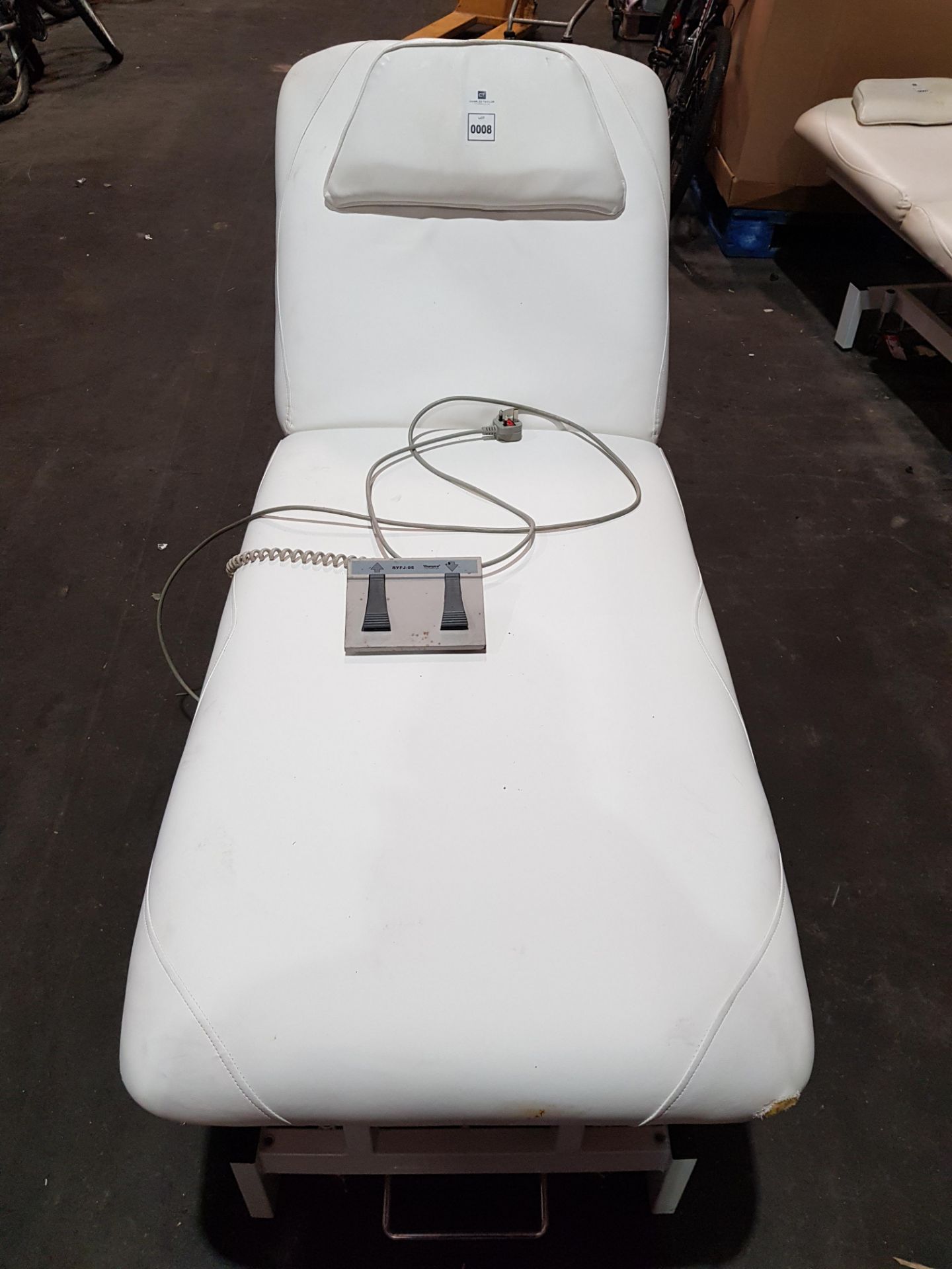 RUNYES RYFJ-05 ELECTRICAL MASSAGE BED (MINOR DAMAGE TO FOOT END) - Image 2 of 3