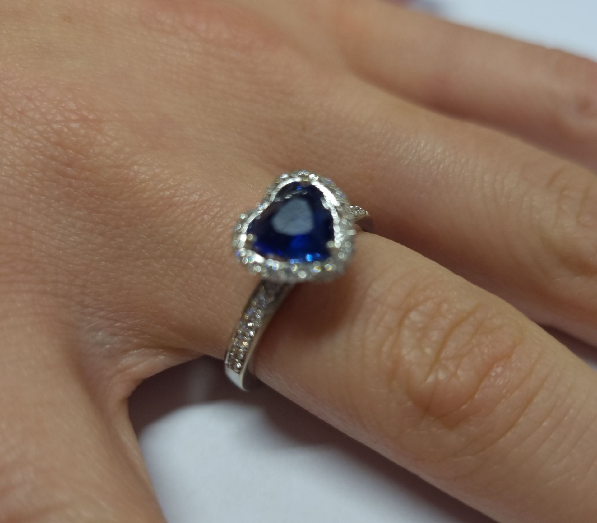 WHITE METAL (STAMPED 750) HEART SHAPE SAPPHIRE RING WITH DIAMOND SET SURROUND & SHOULDERS SAPPHIRE