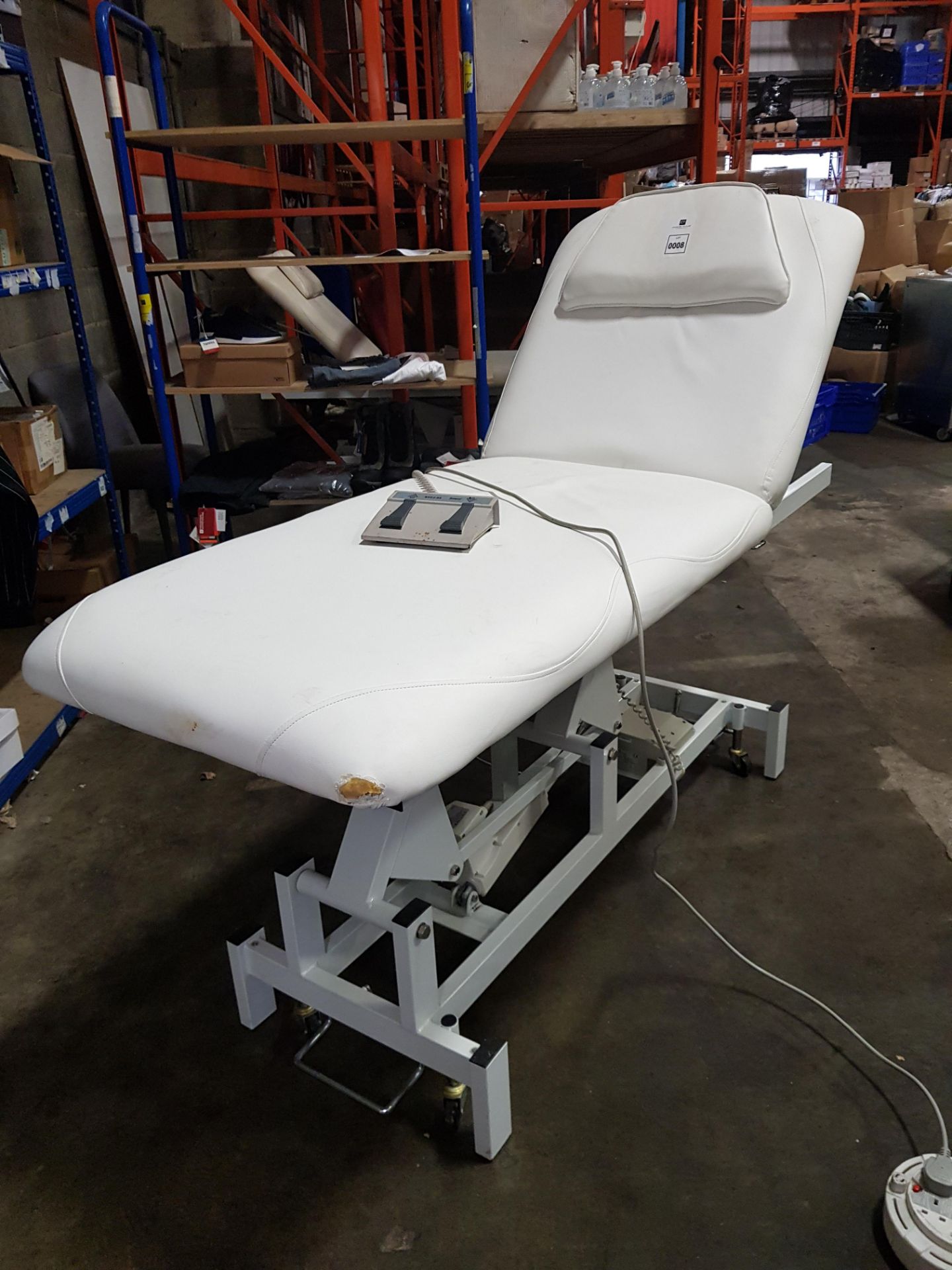 RUNYES RYFJ-05 ELECTRICAL MASSAGE BED (MINOR DAMAGE TO FOOT END)