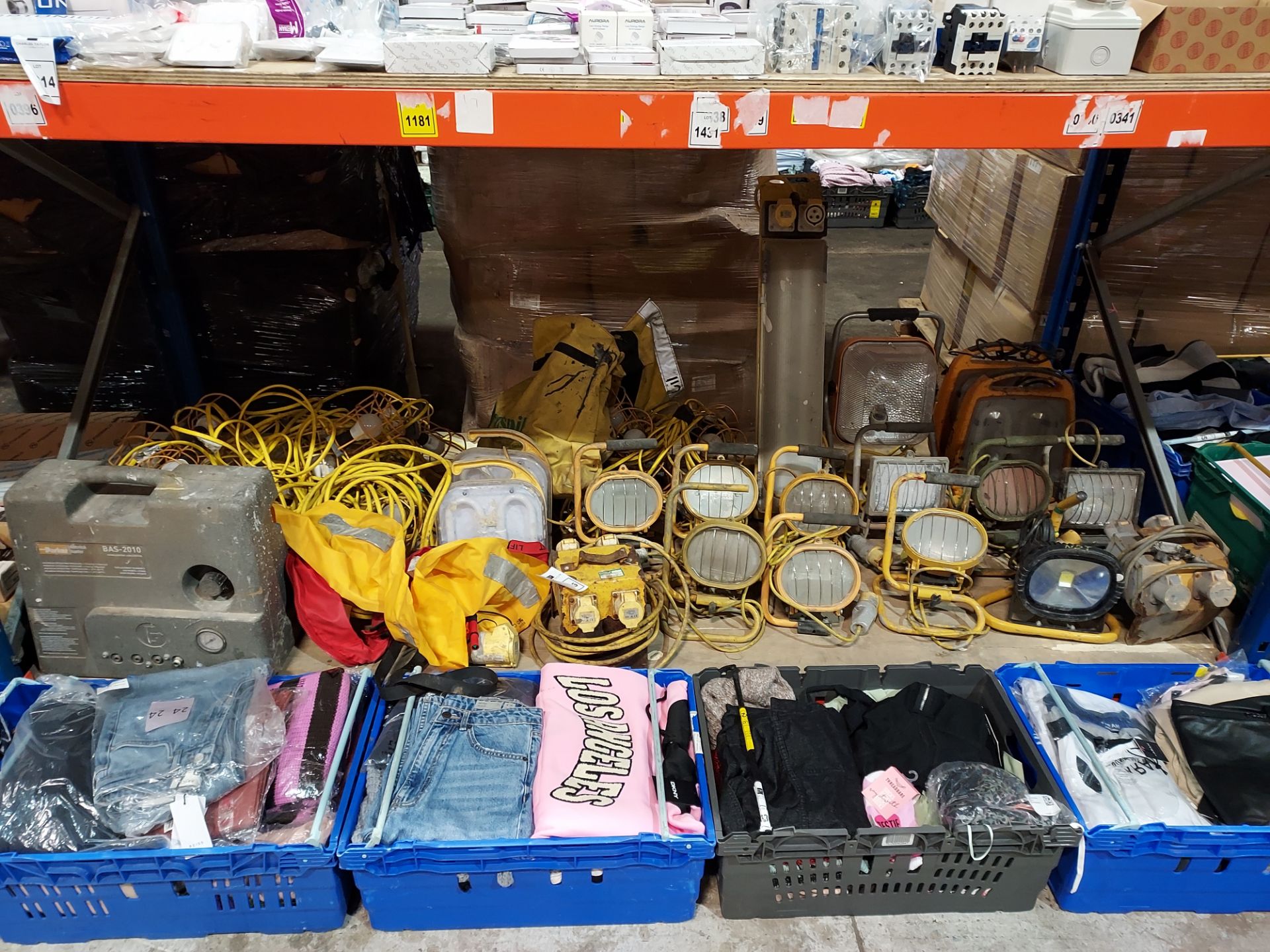 25 X MIXED LOT TO INCLUDE 1 X PARKER BAS-2010,LIGHTS AND 4 WAY SPLITTER BOX ETC (PLEASE NOTE ITEMS