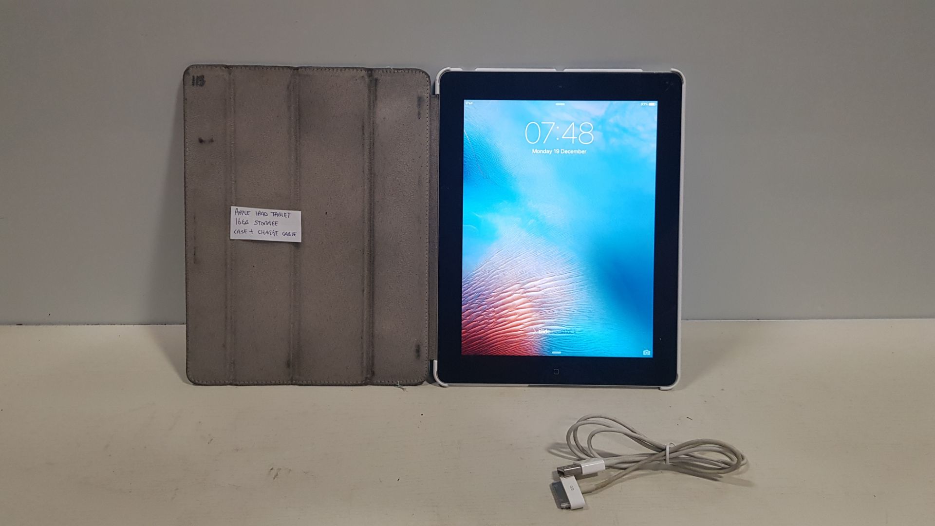 1 X APPLE IPAD 16 GB WITH CASE & CHARGE CABLE