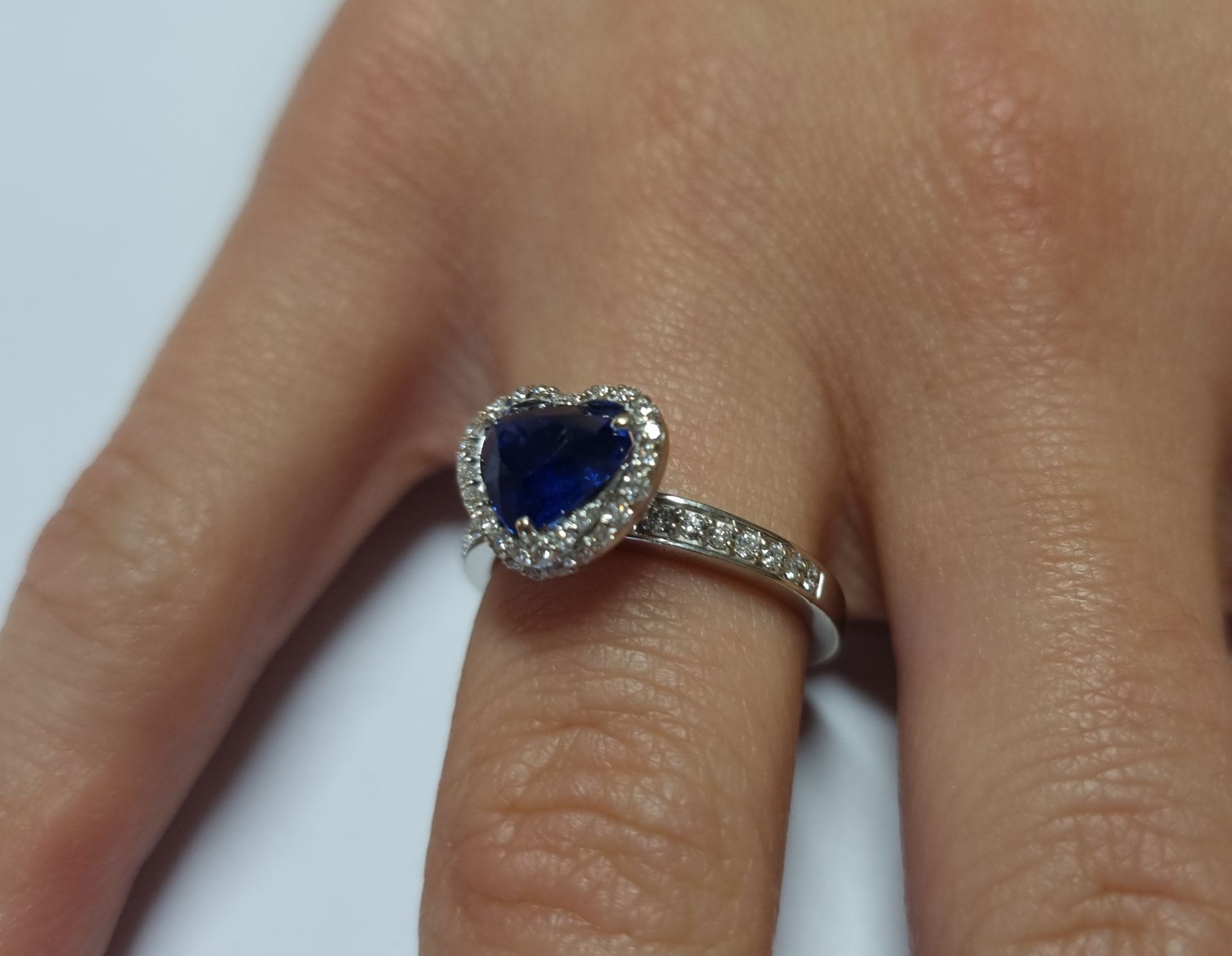 WHITE METAL (STAMPED 750) HEART SHAPE SAPPHIRE RING WITH DIAMOND SET SURROUND & SHOULDERS SAPPHIRE - Image 2 of 6